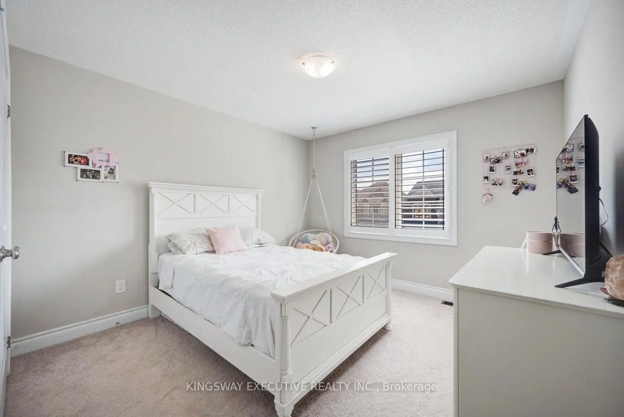 33 ASH HILL Avenue