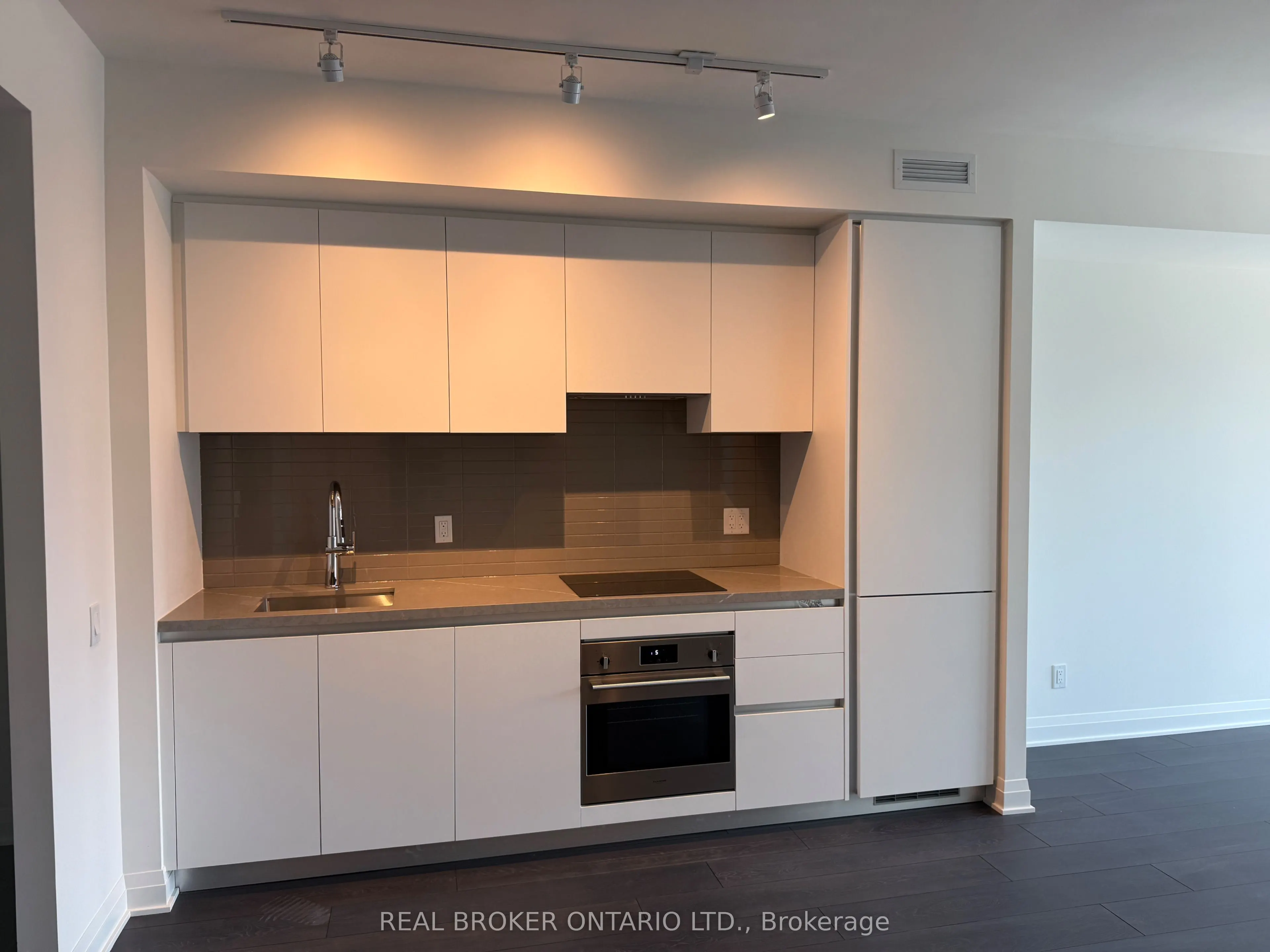 4015 The Exchange, #906