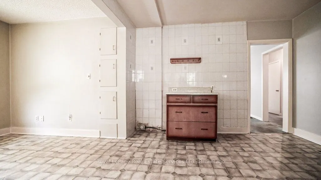 3039 Lakeshore Road W
