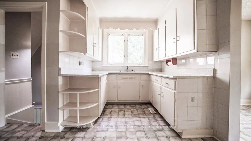 3039 Lakeshore Road W