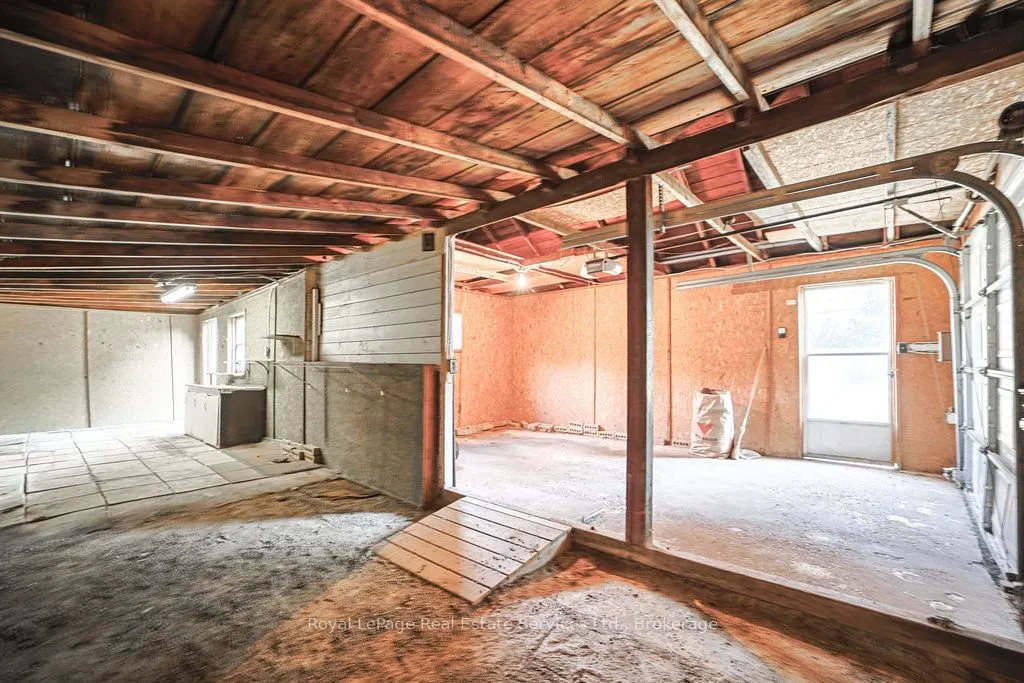 3039 Lakeshore Road W