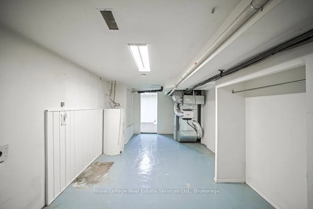 3039 Lakeshore Road W
