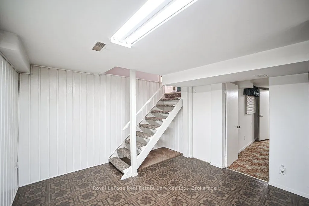 3039 Lakeshore Road W