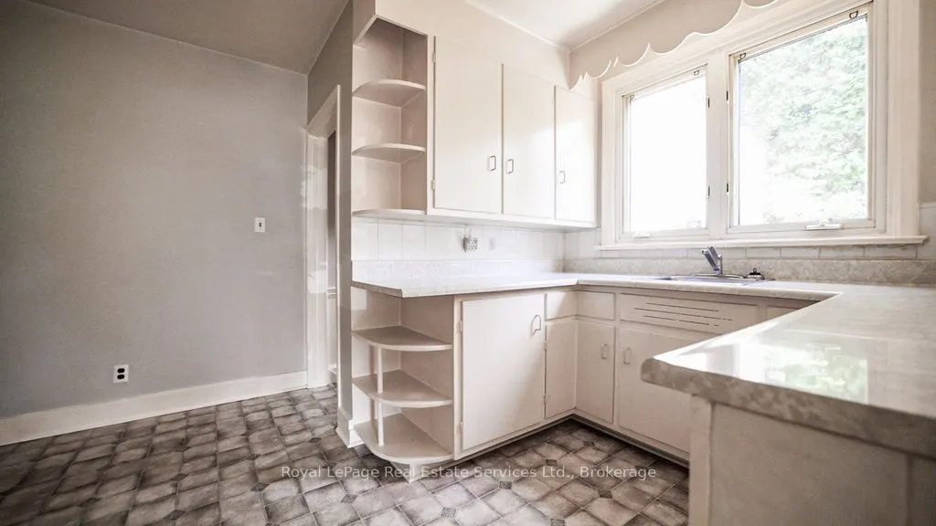 3039 Lakeshore Road W