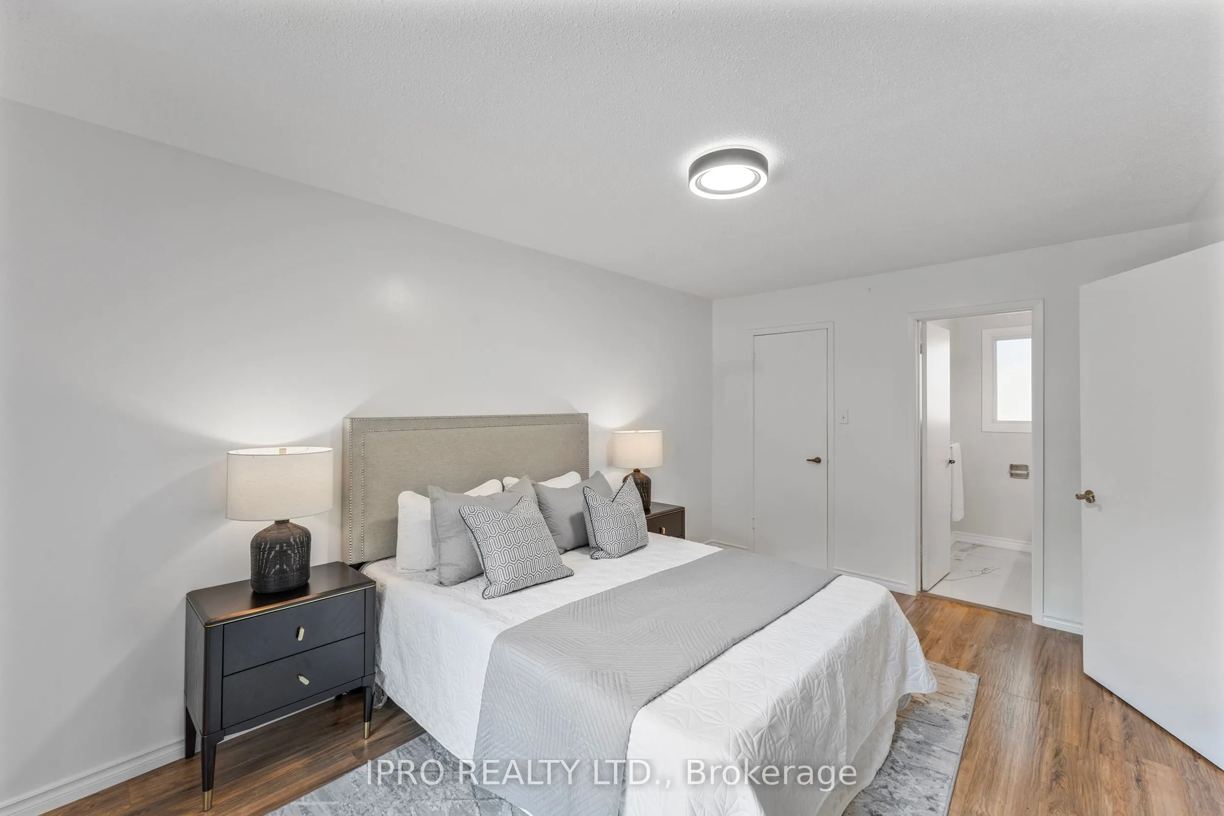 900 Dundas Street W, #14