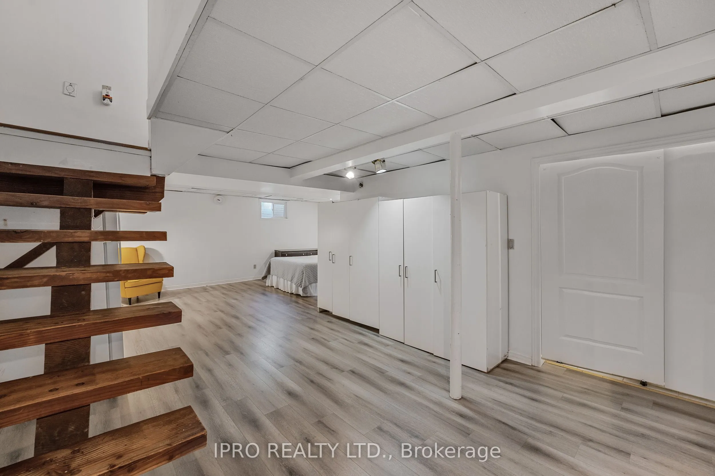 900 Dundas Street W, #14