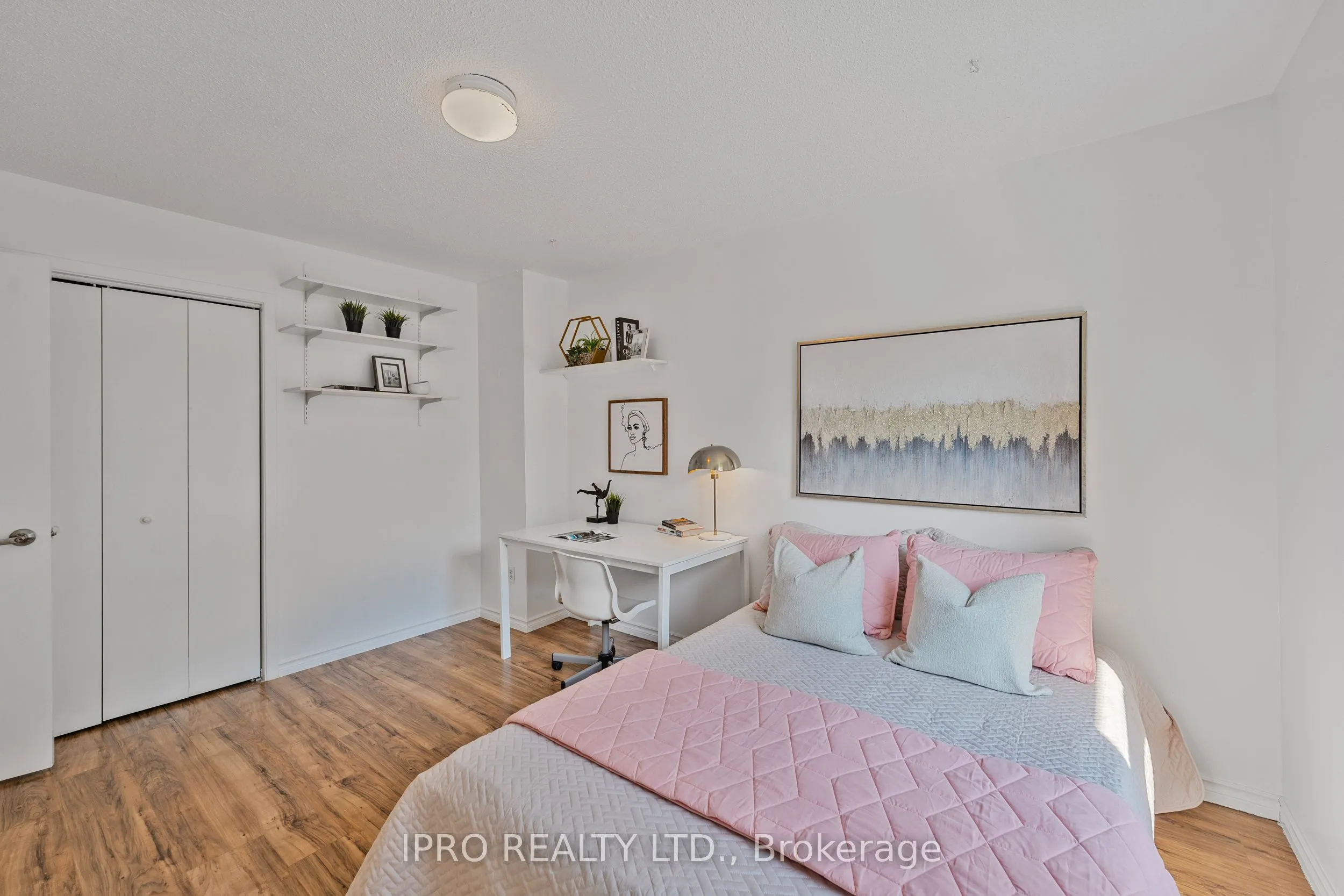 900 Dundas Street W, #14