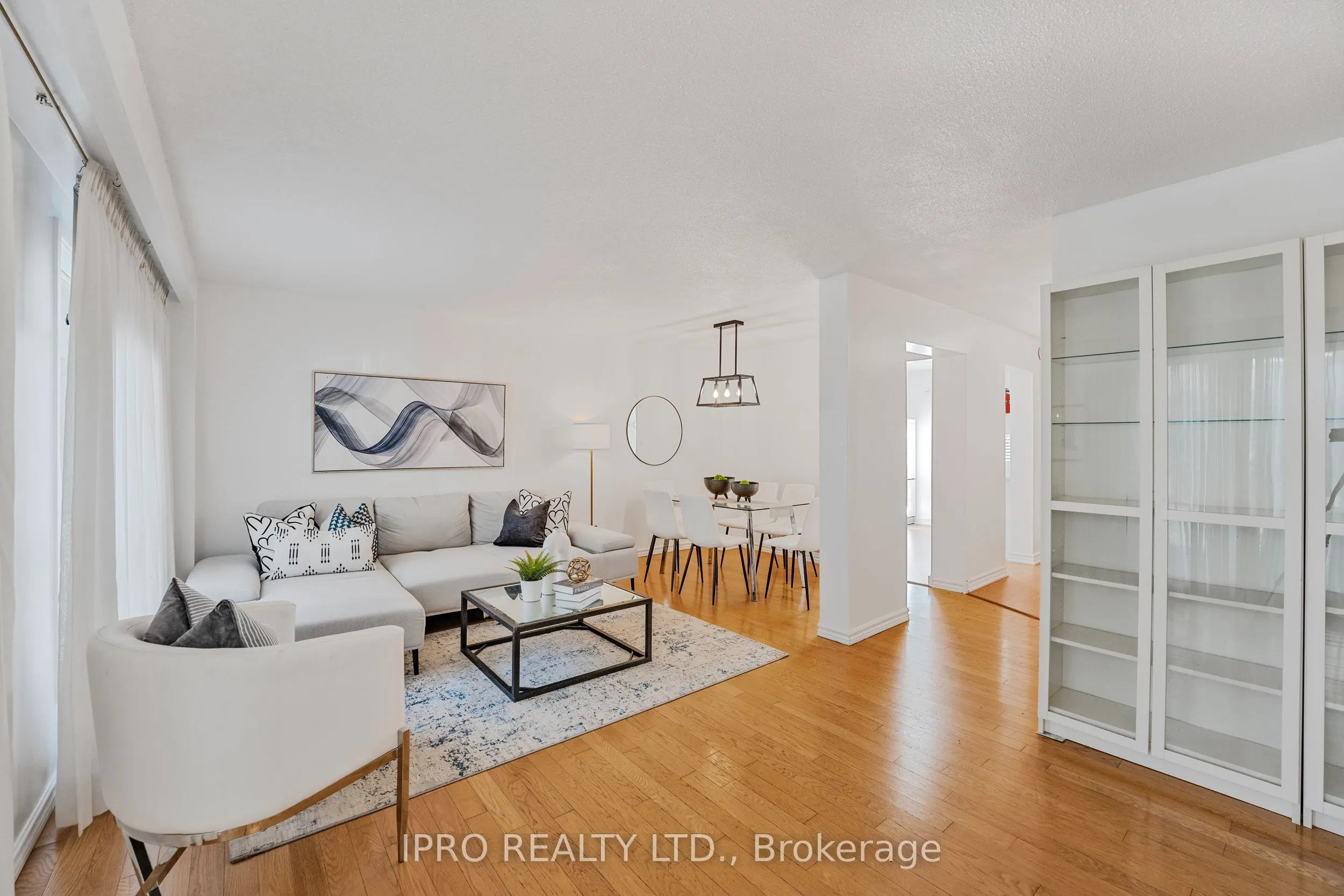 900 Dundas Street W, #14