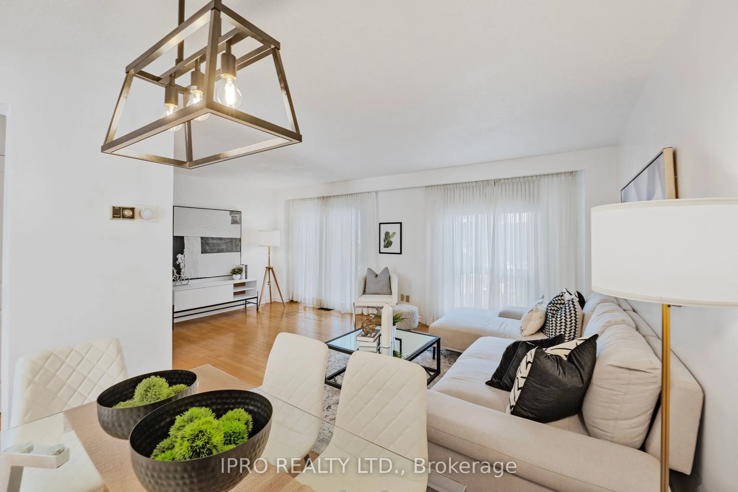 900 Dundas Street W, #14