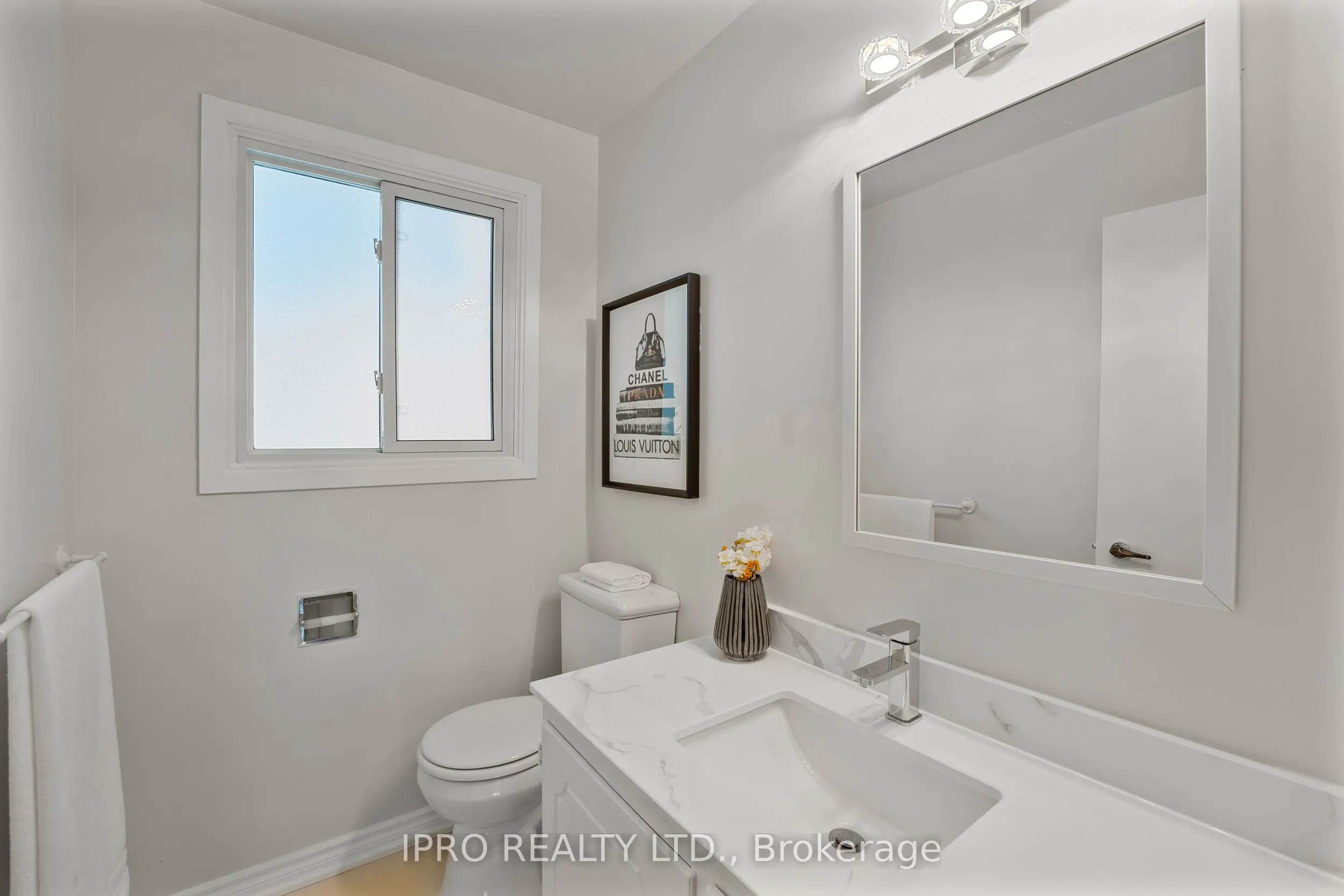 900 Dundas Street W, #14