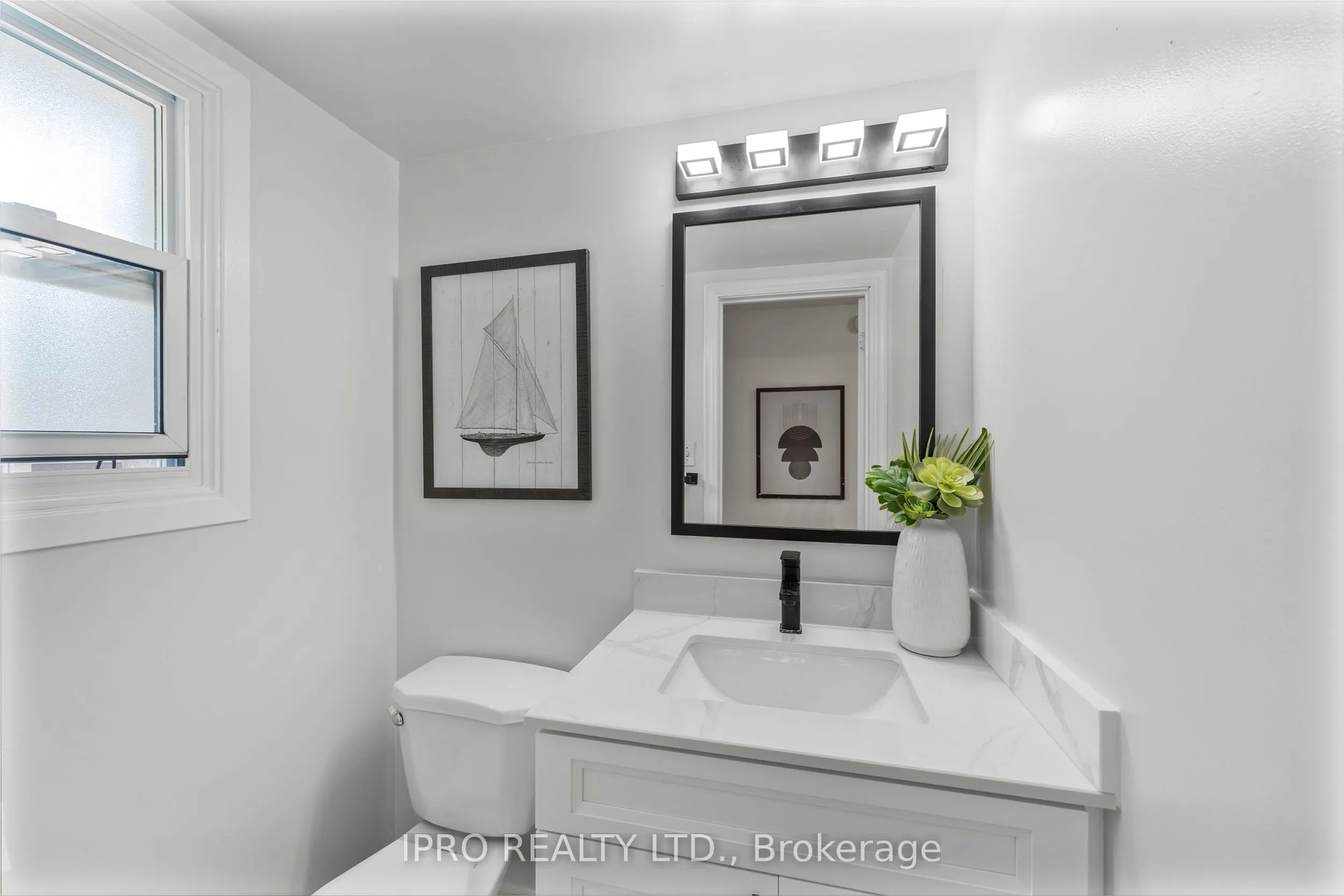 900 Dundas Street W, #14