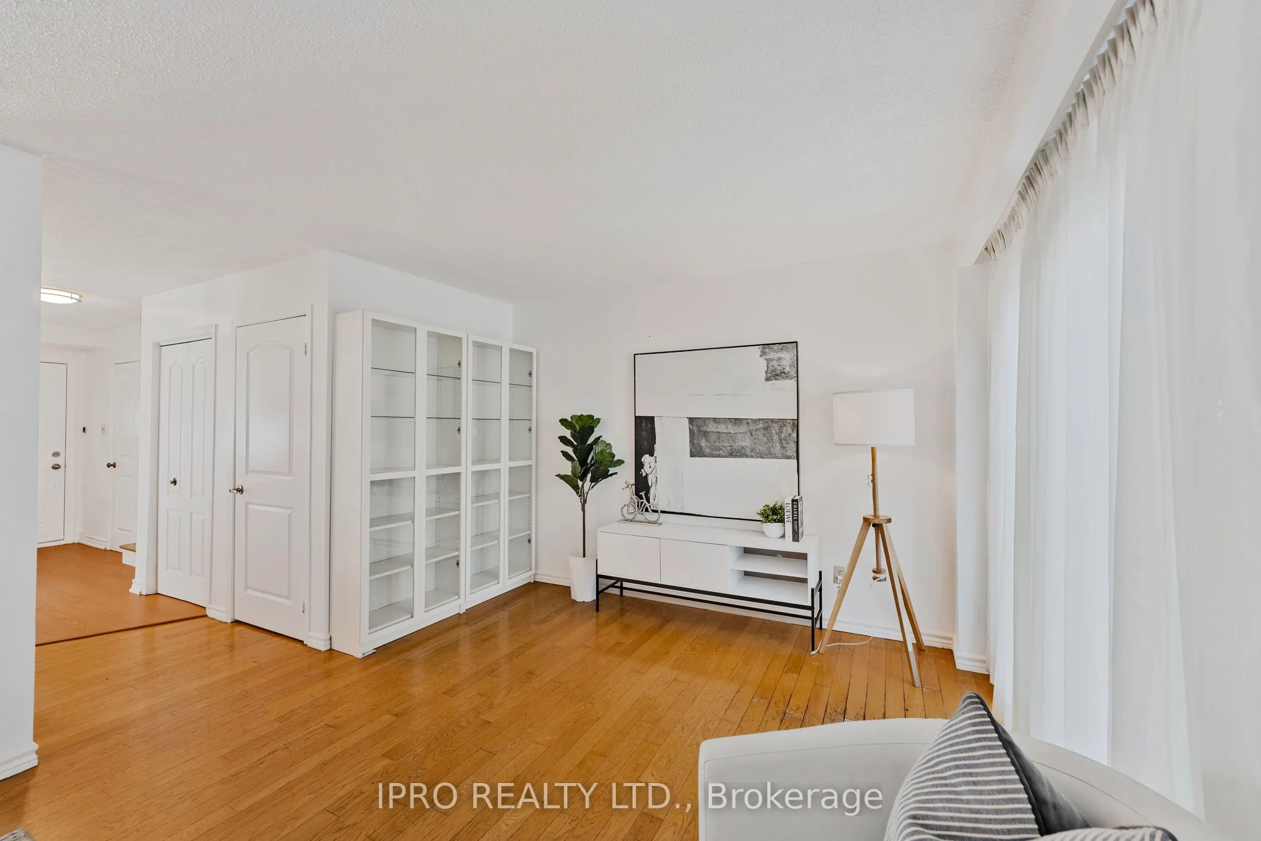 900 Dundas Street W, #14