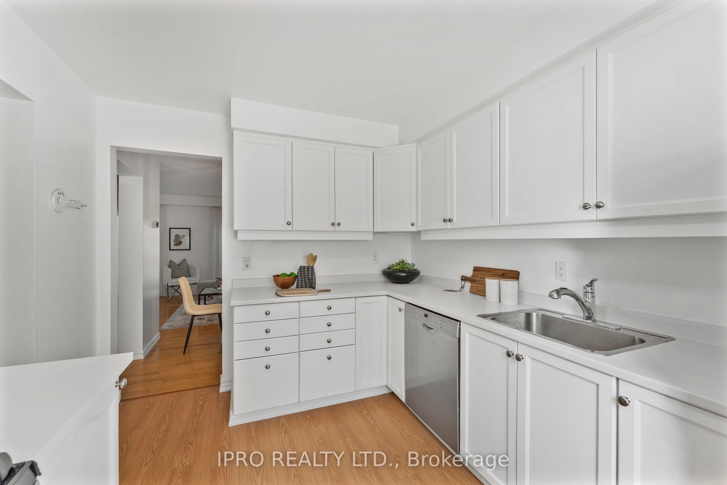 900 Dundas Street W, #14