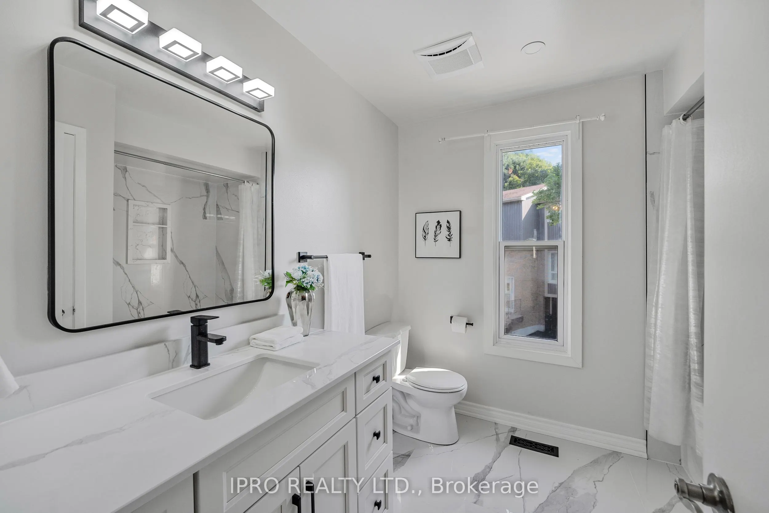 900 Dundas Street W, #14