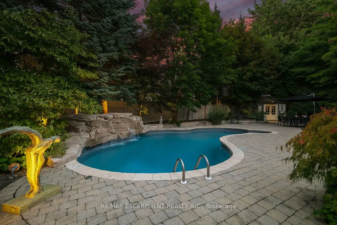 1229 Minaki Road