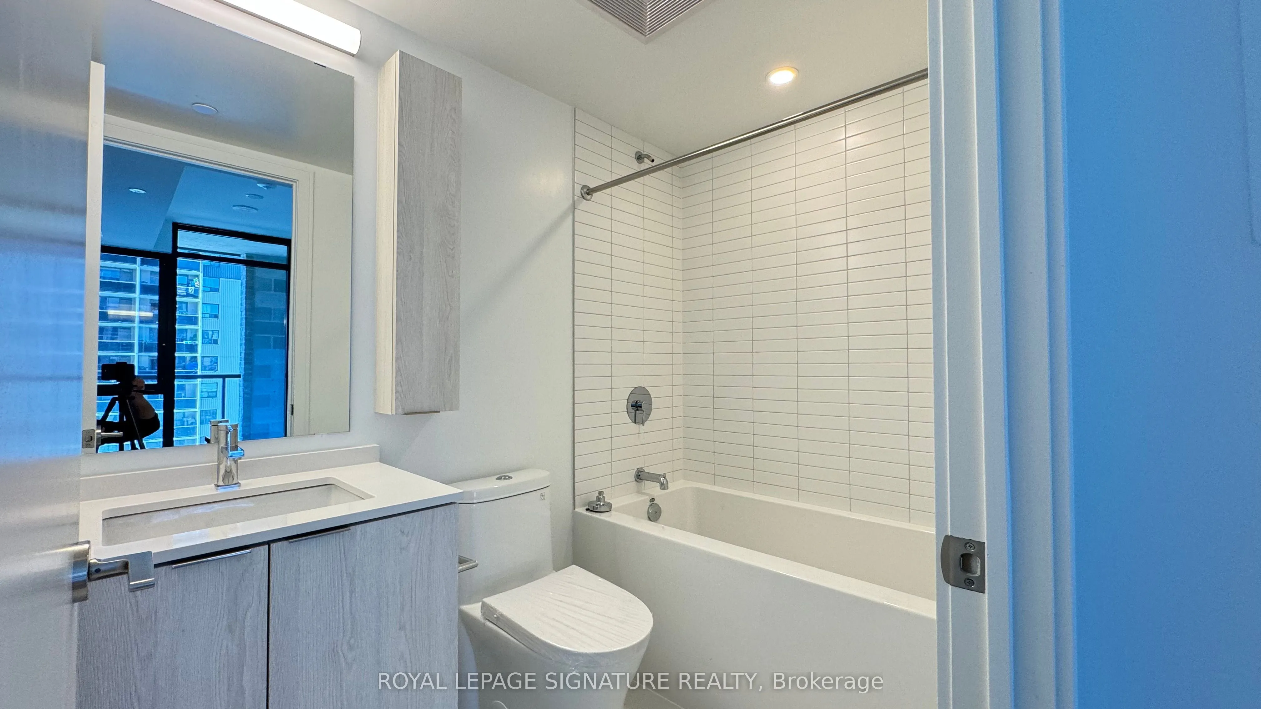 86 Dundas Street E, #410