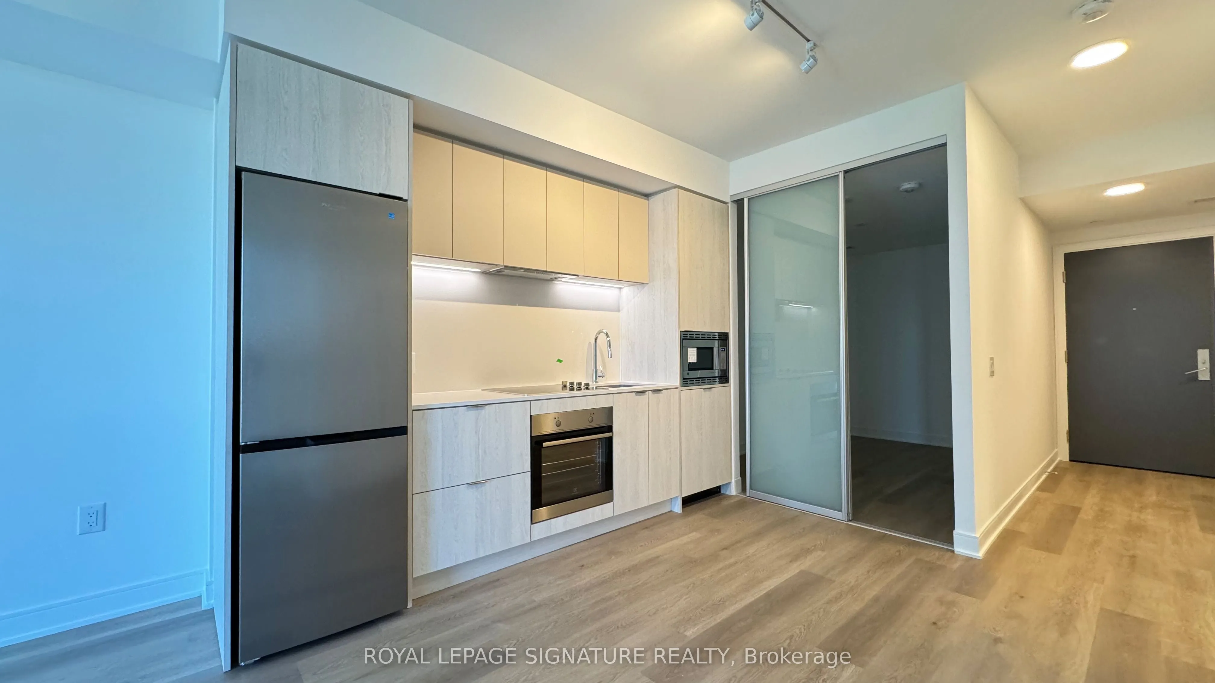 86 Dundas Street E, #410