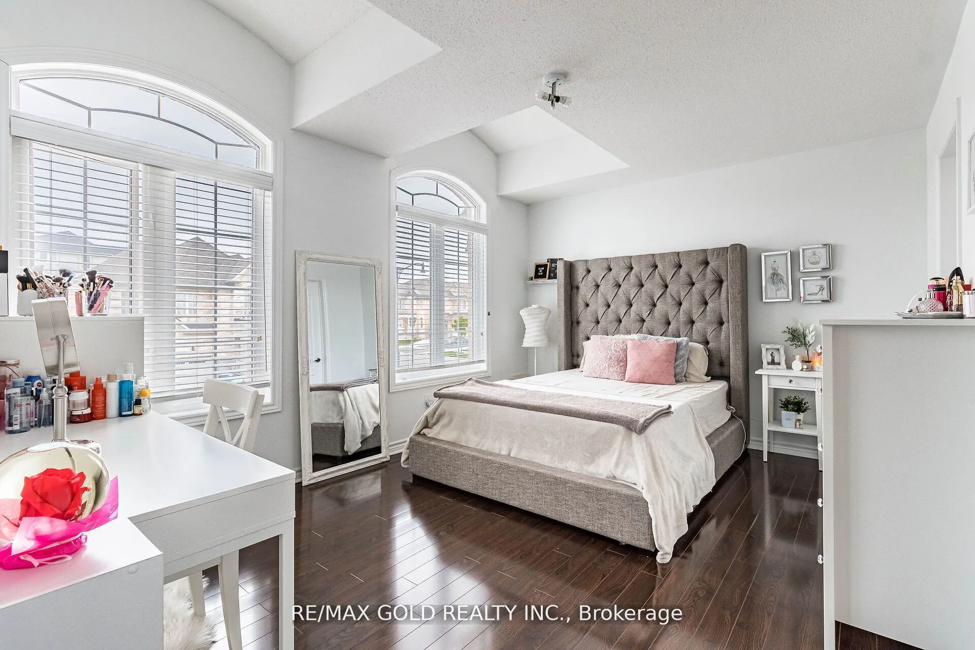 4 Mistletoe Place