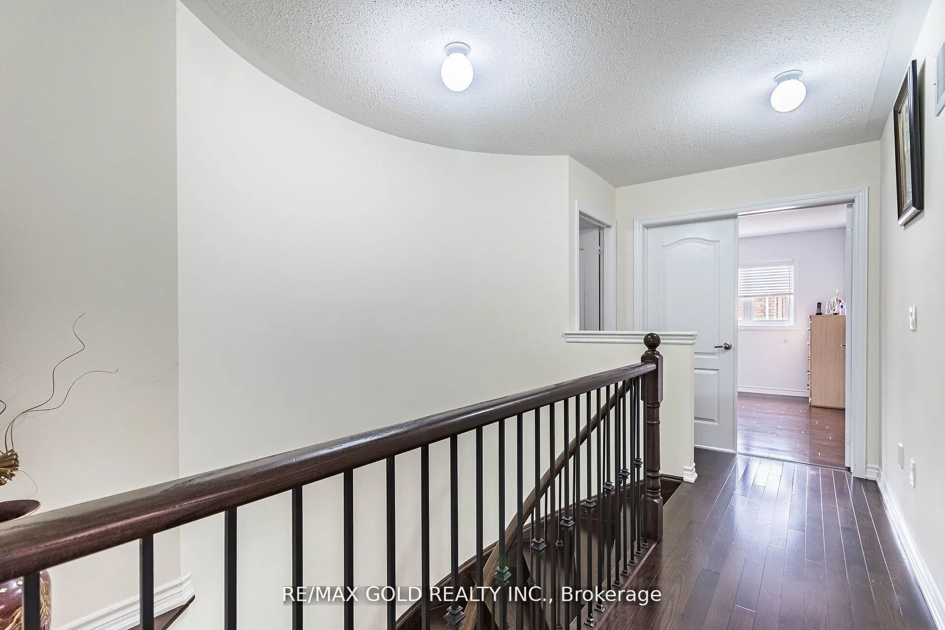 4 Mistletoe Place