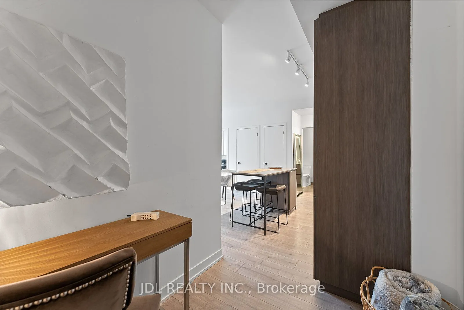 215 Lakeshore Road W, #519