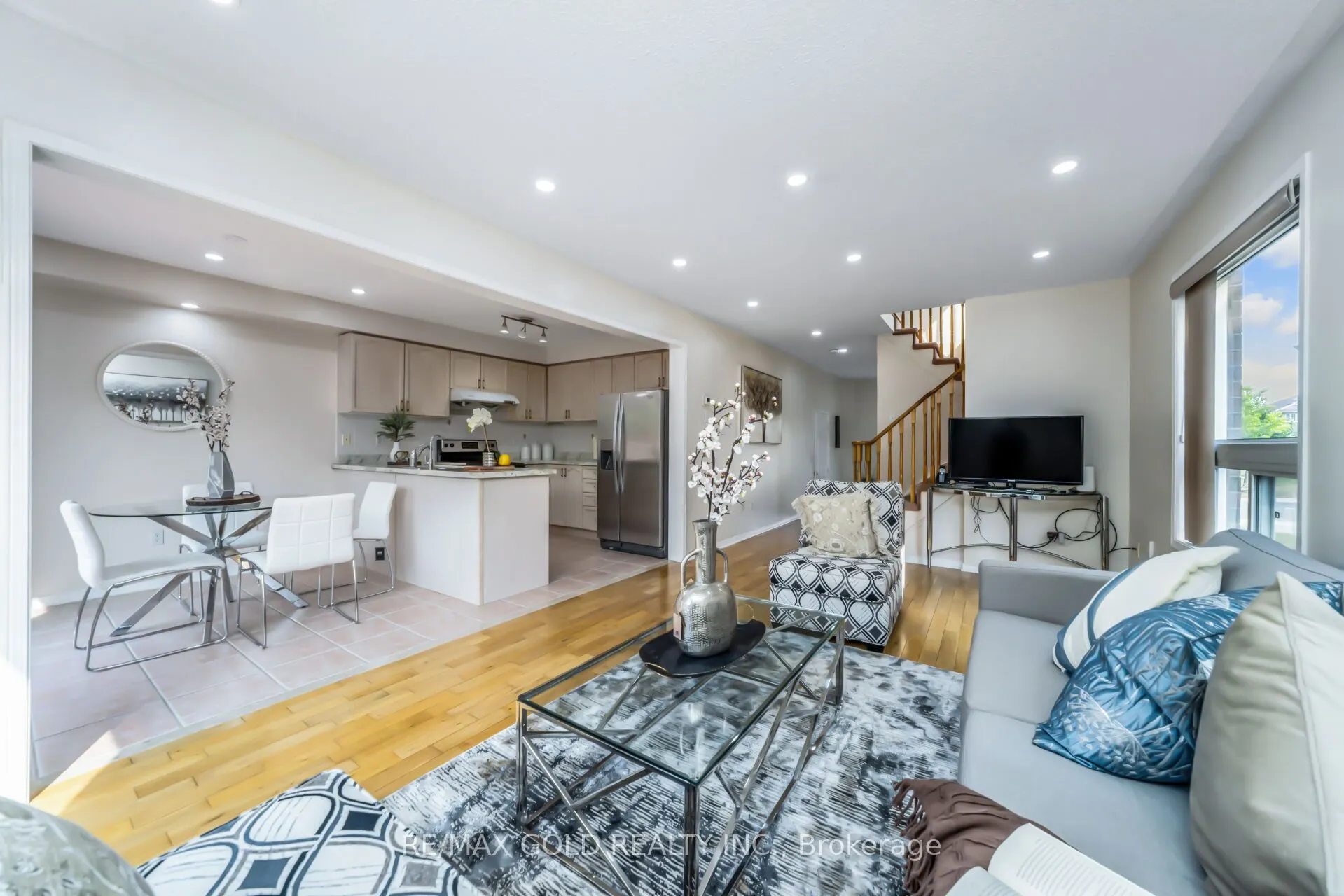 60 Mistdale Crescent