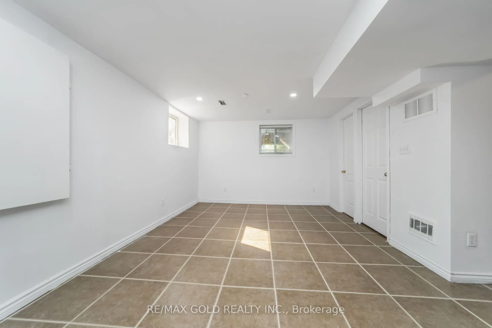 60 Mistdale Crescent