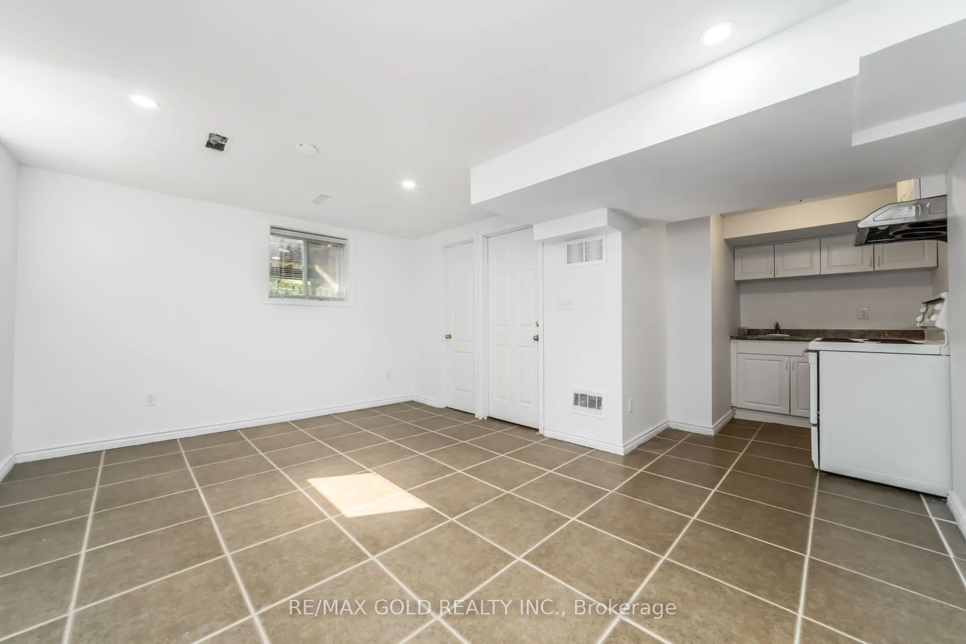 60 Mistdale Crescent