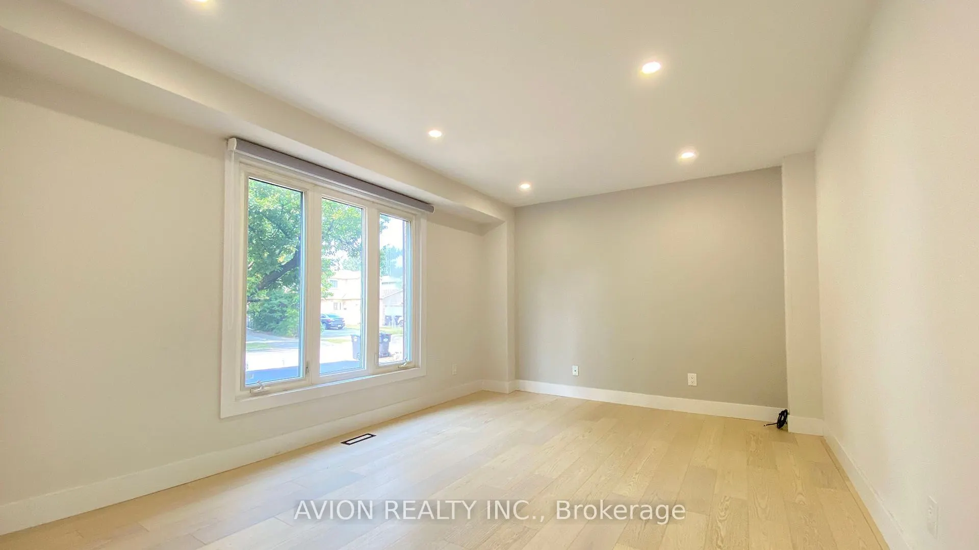 3205 Anderson Crescent, #Upper