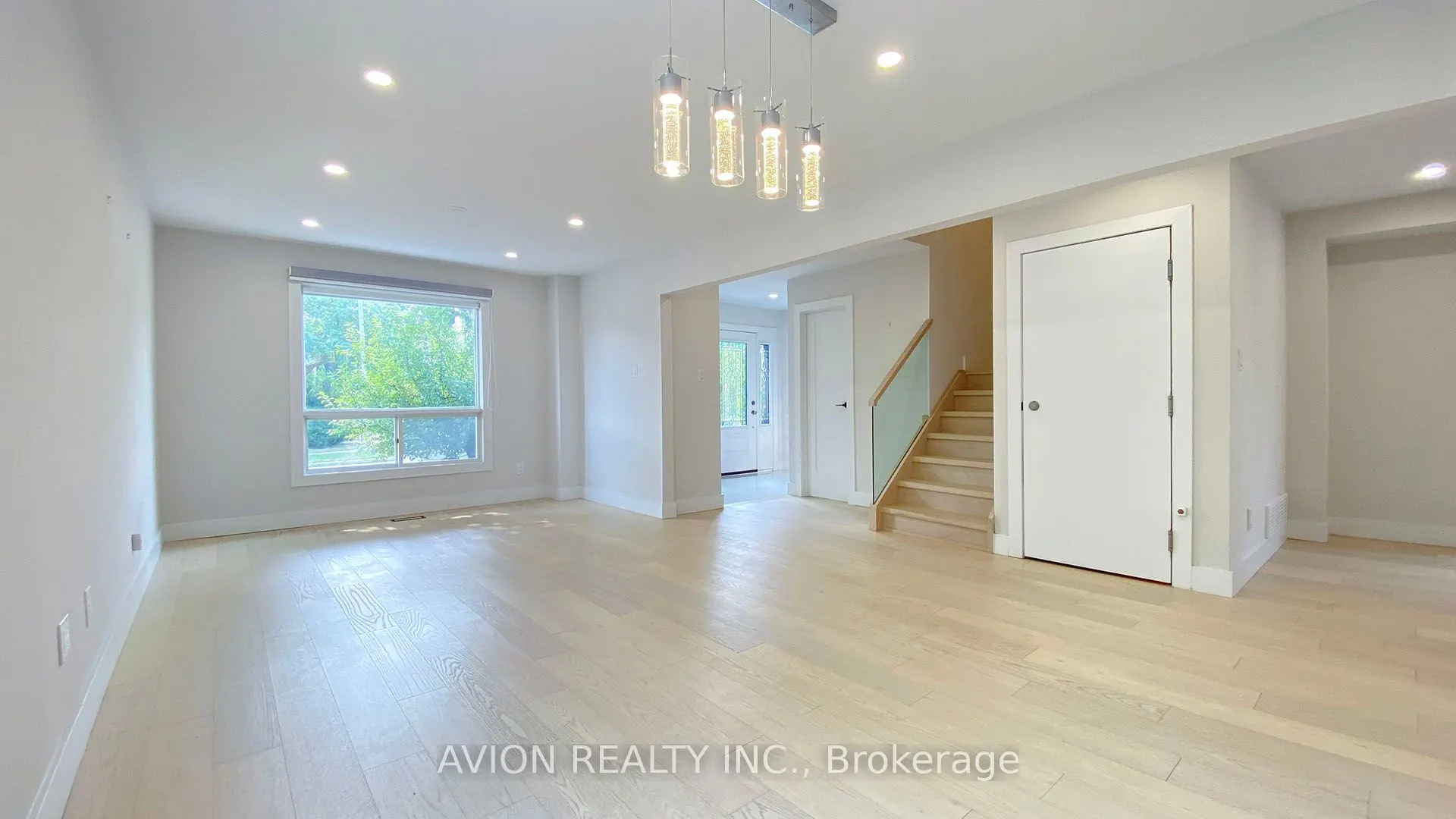 3205 Anderson Crescent, #Upper
