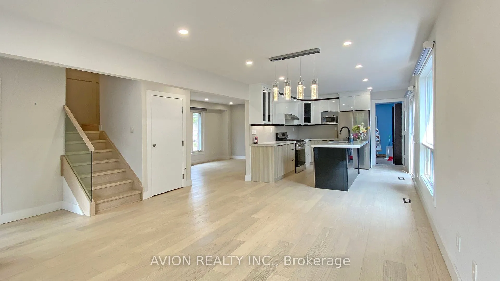 3205 Anderson Crescent, #Upper