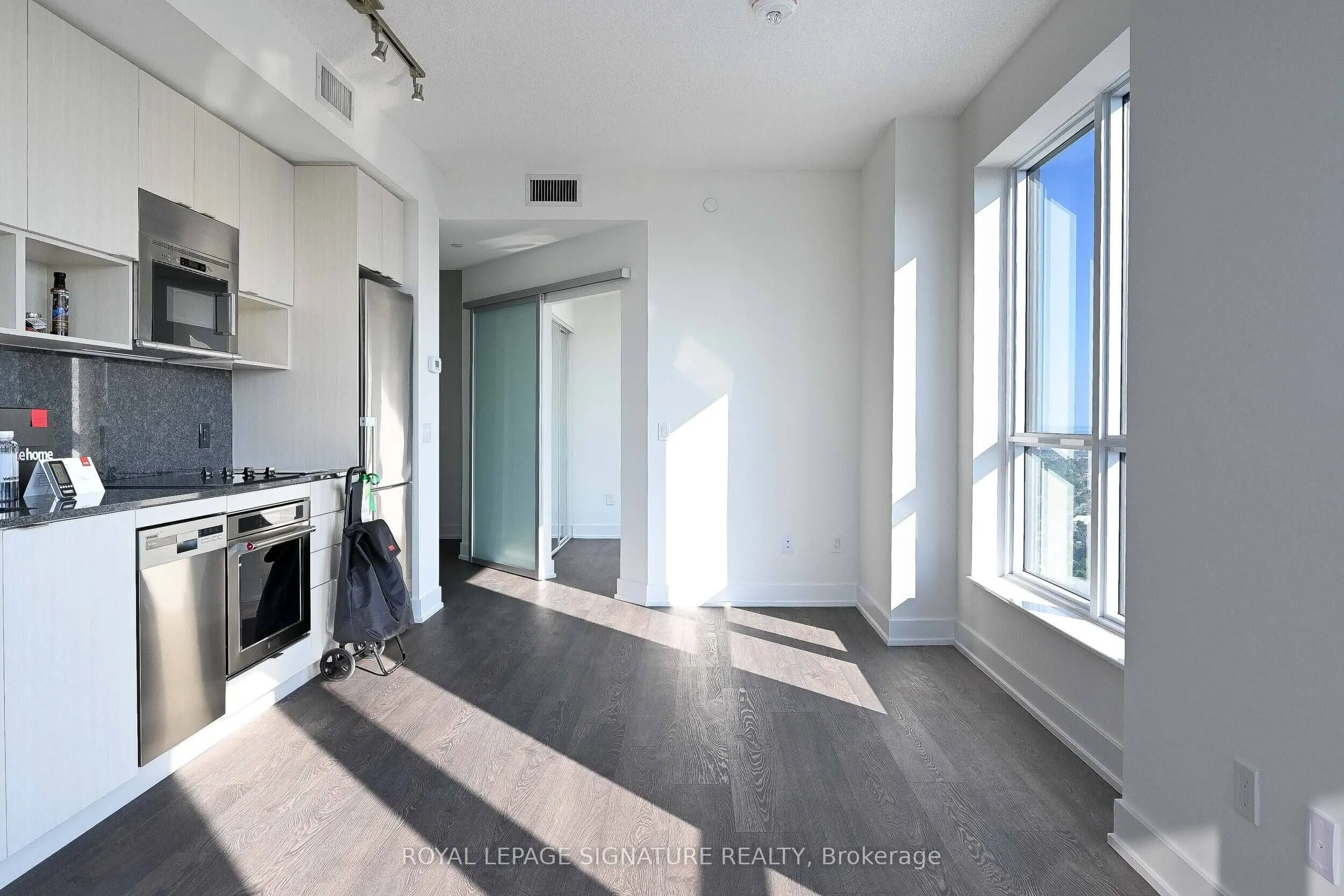 7 Mabelle Avenue, #3902