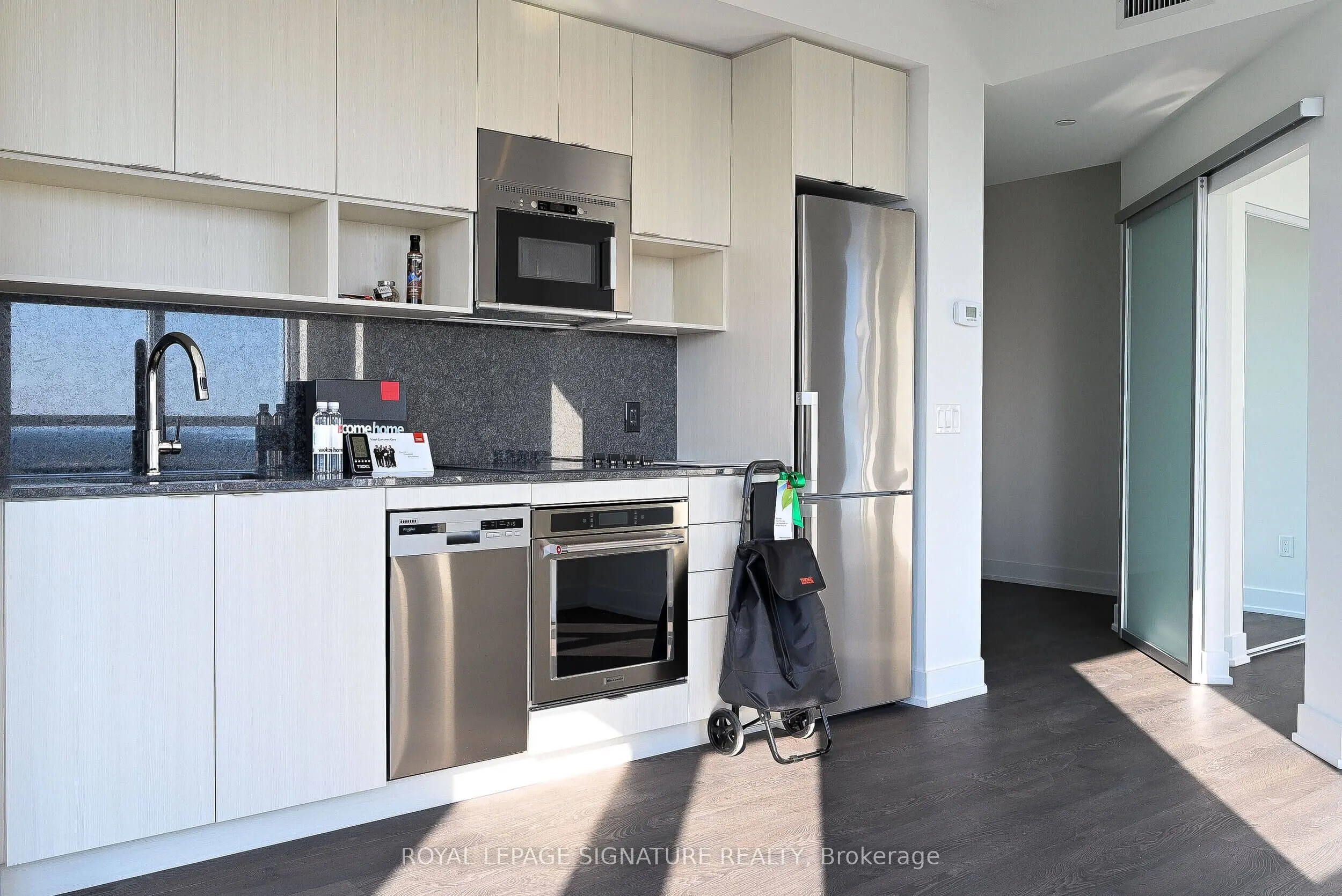 7 Mabelle Avenue, #3902