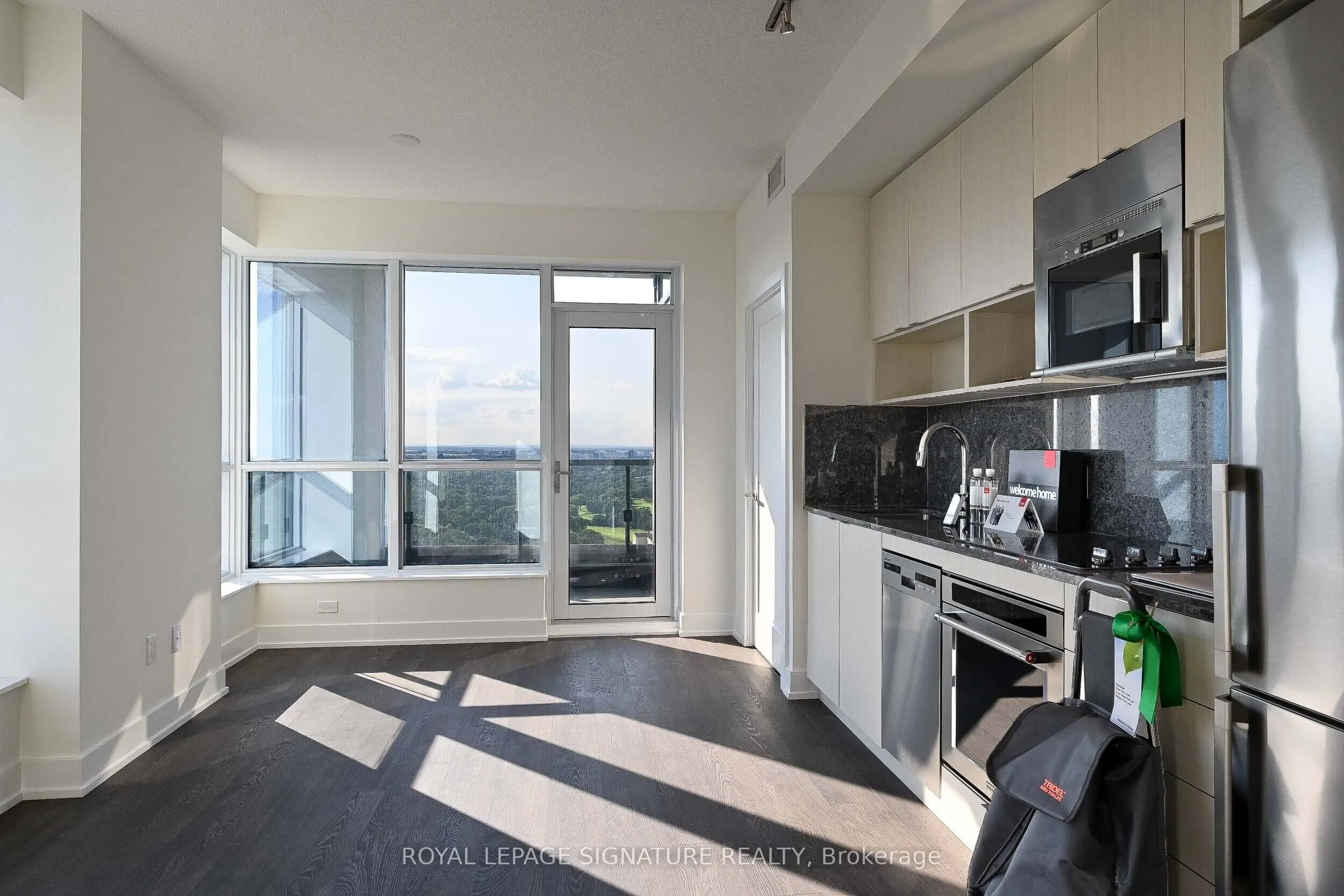 7 Mabelle Avenue, #3902