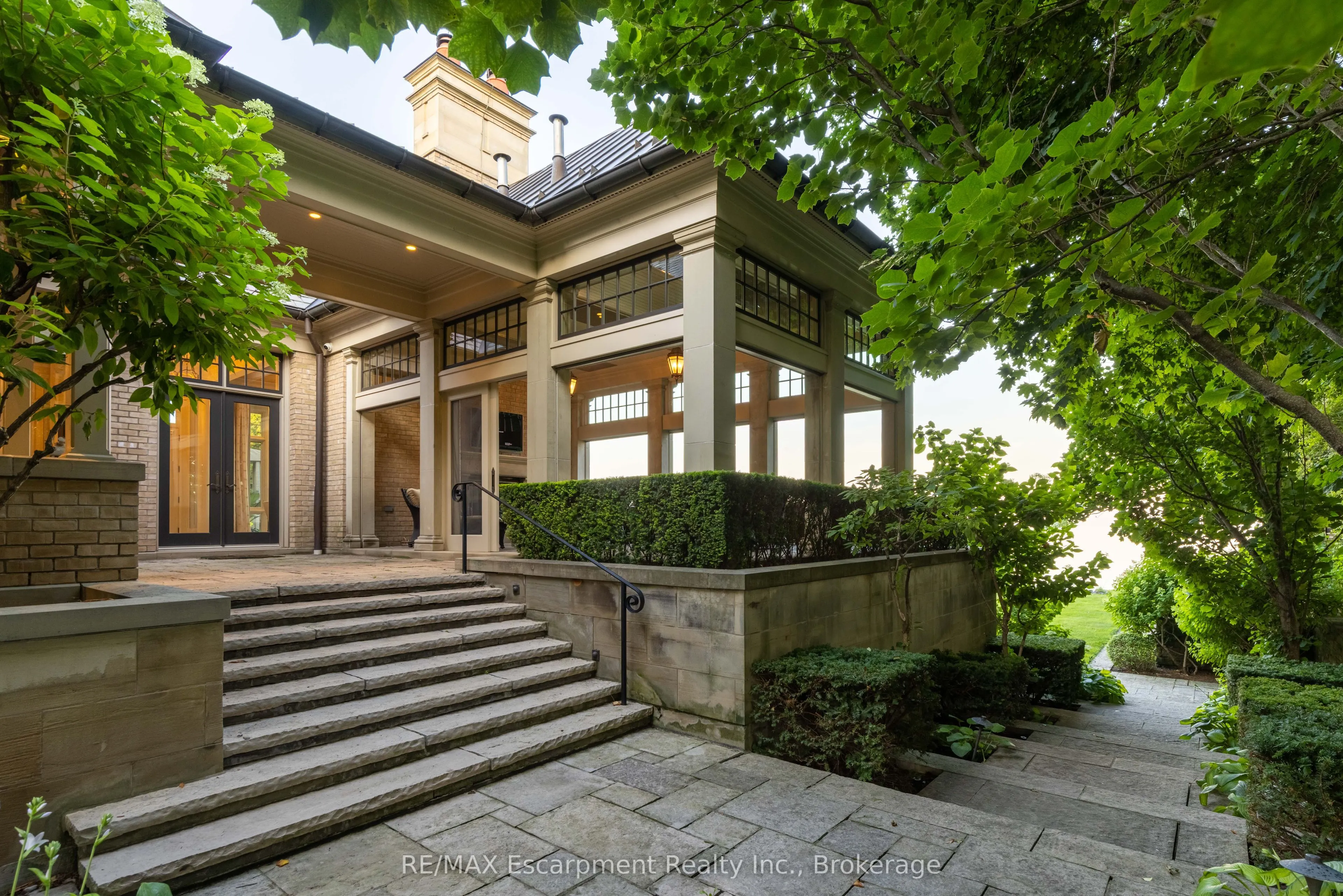 2054 Lakeshore Road E
