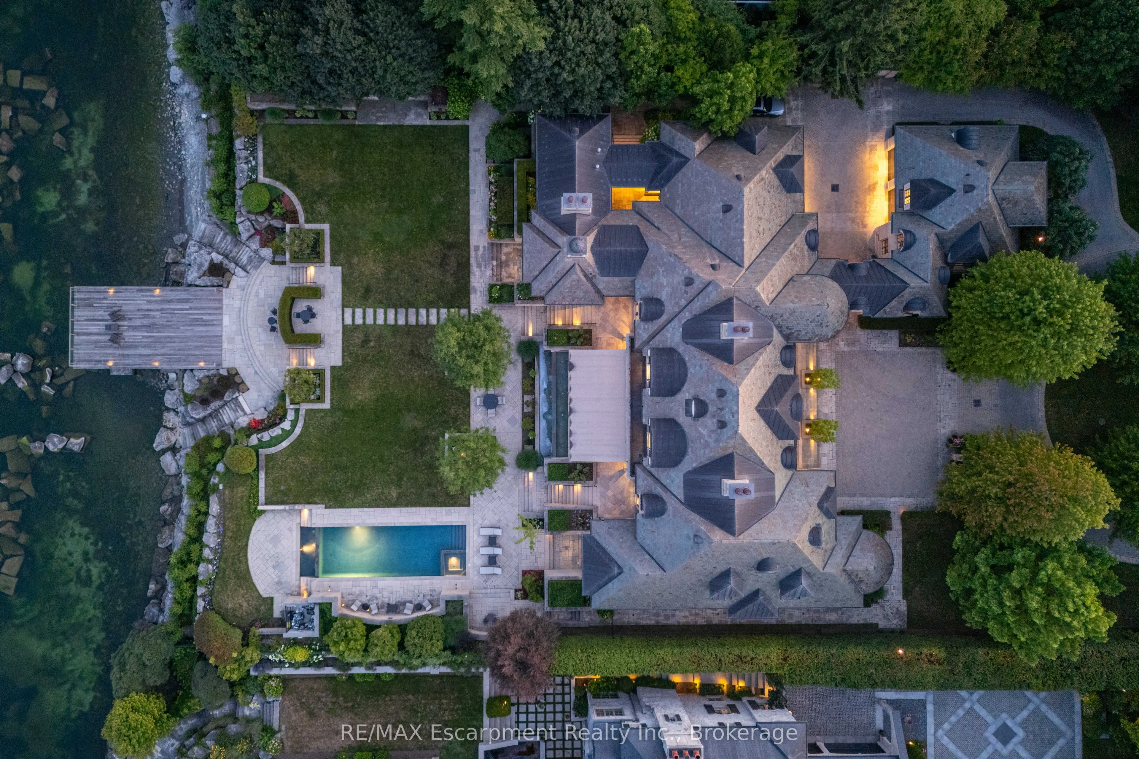 2054 Lakeshore Road E