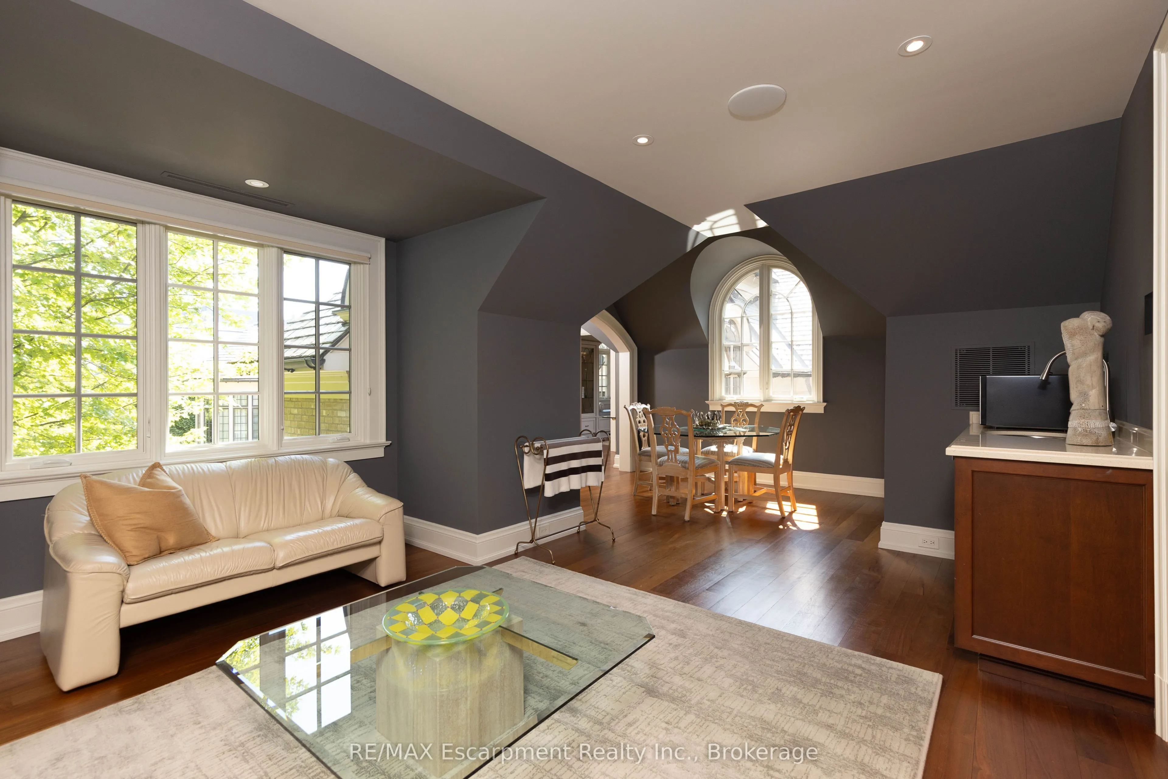 2054 Lakeshore Road E