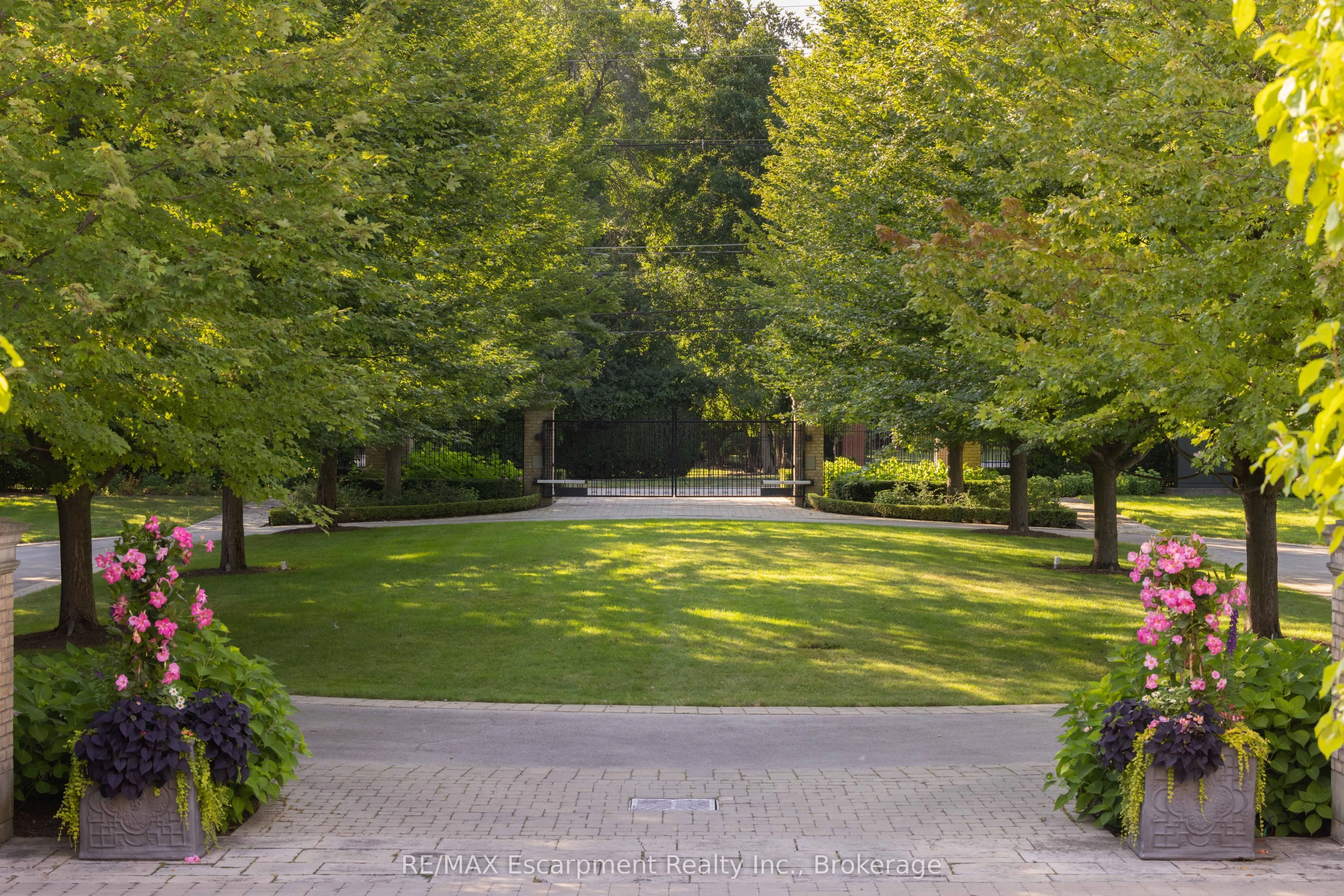 2054 Lakeshore Road E