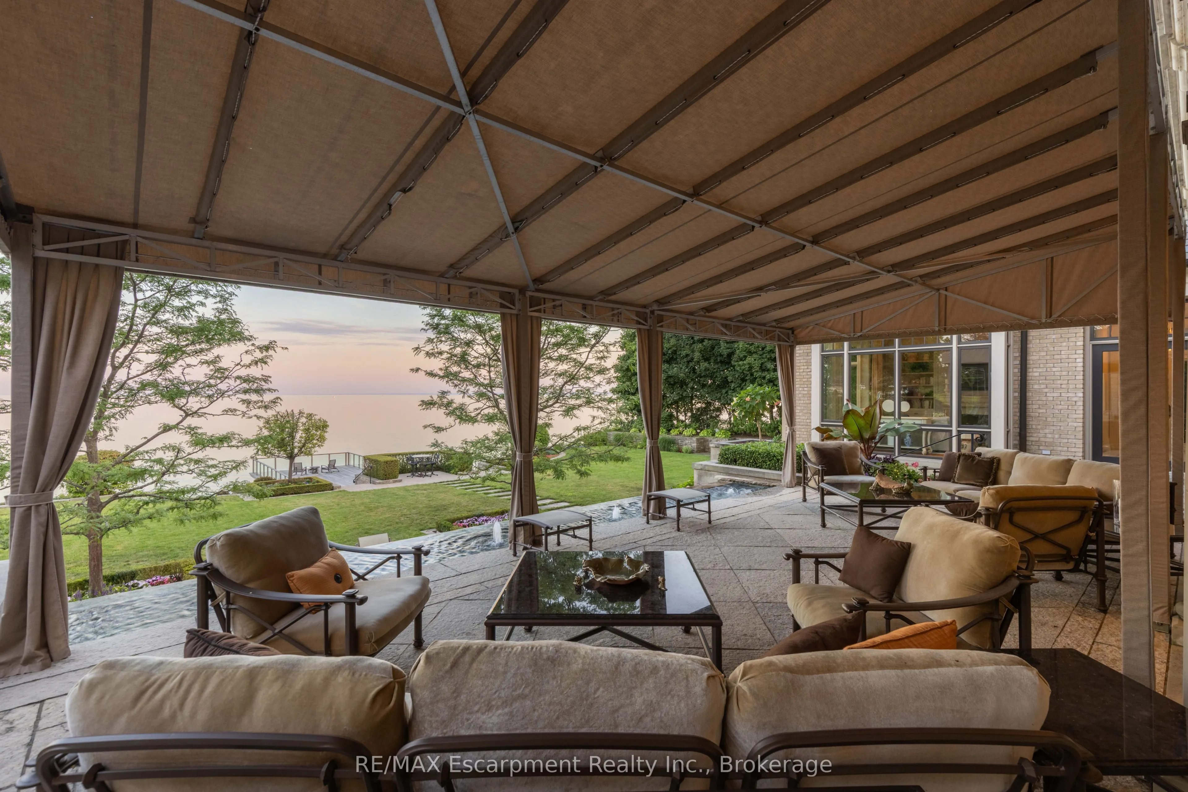 2054 Lakeshore Road E