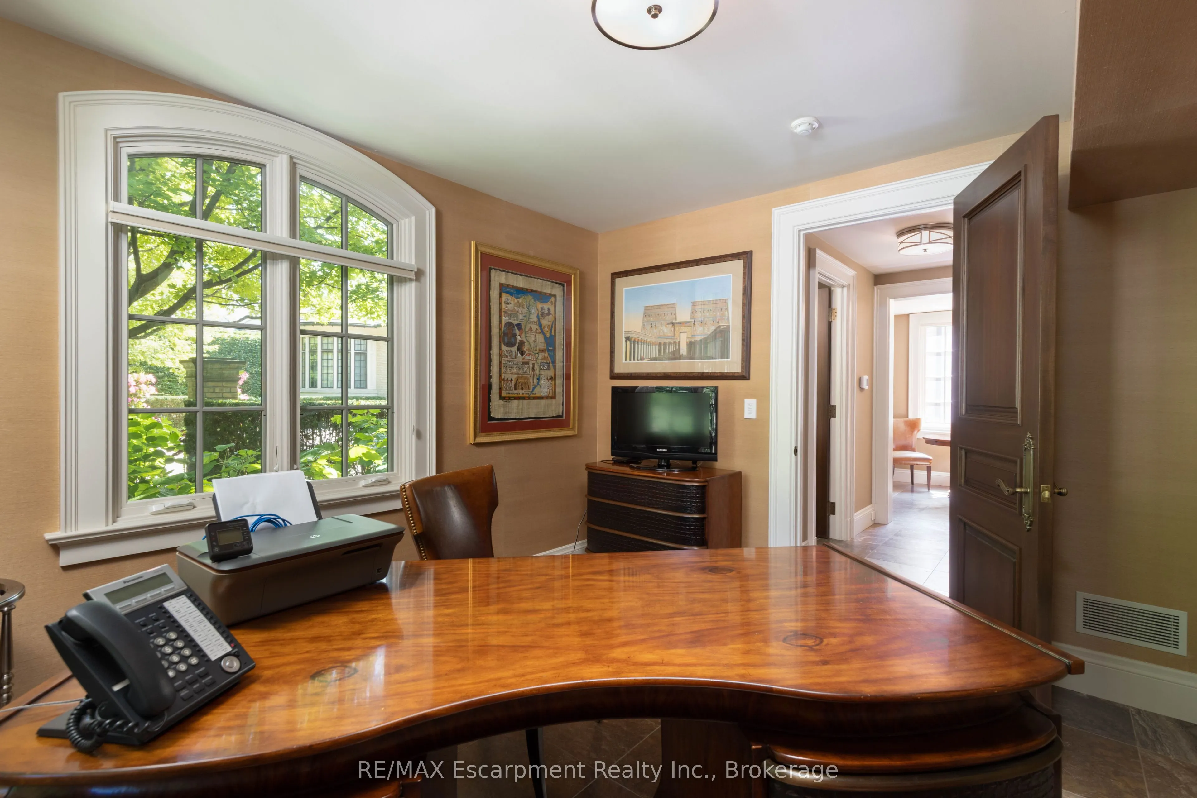 2054 Lakeshore Road E