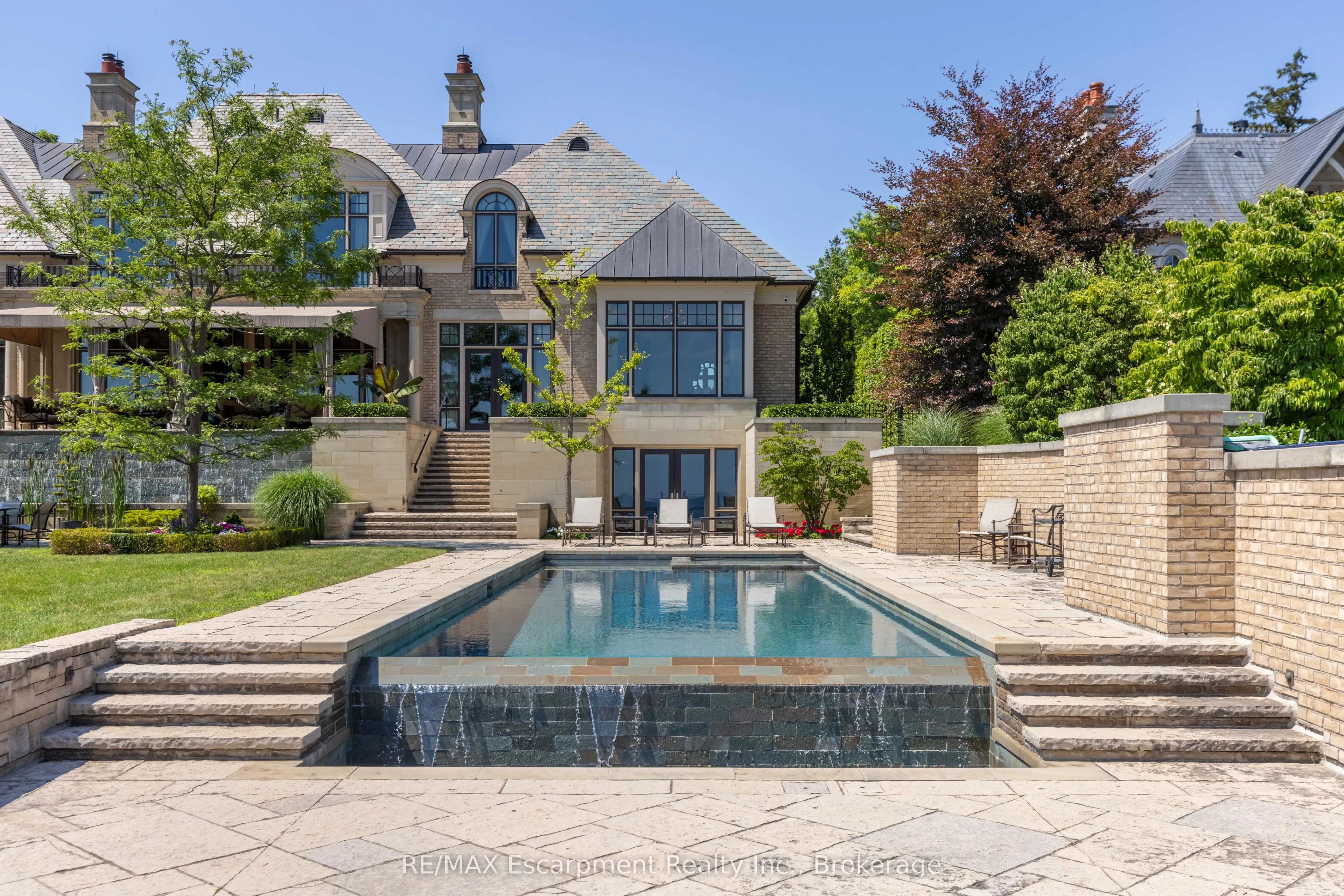 2054 Lakeshore Road E
