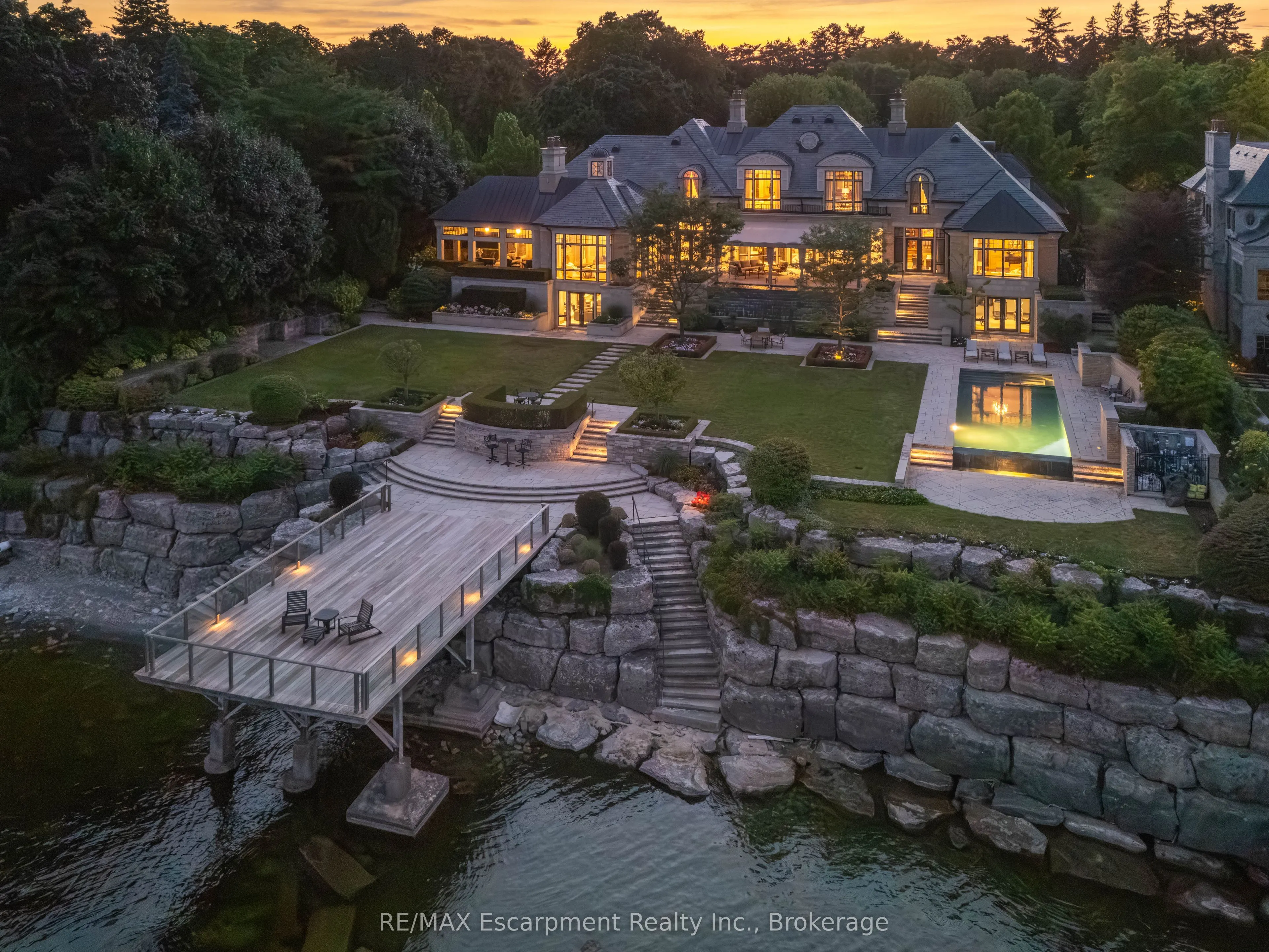 2054 Lakeshore Road E