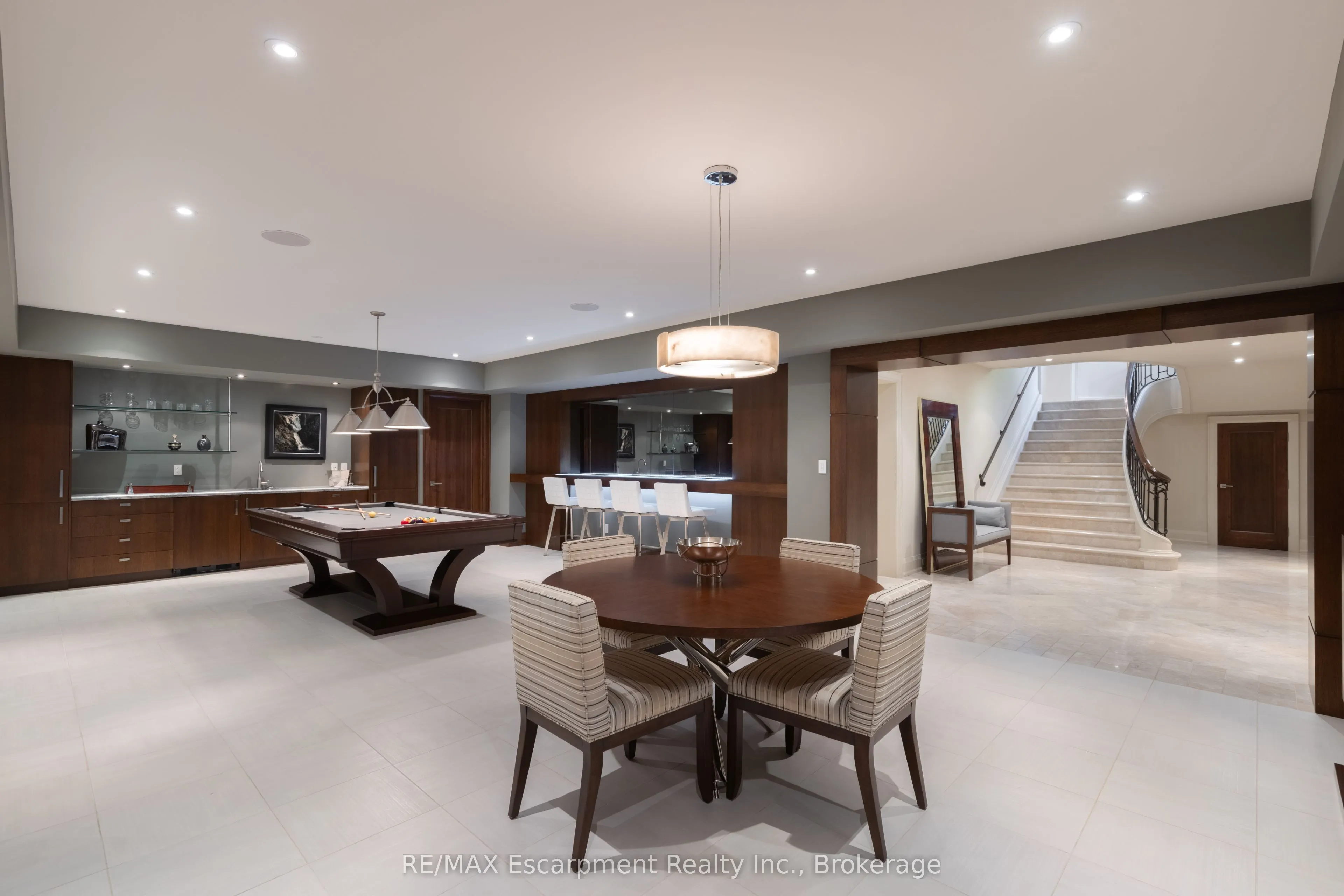 2054 Lakeshore Road E