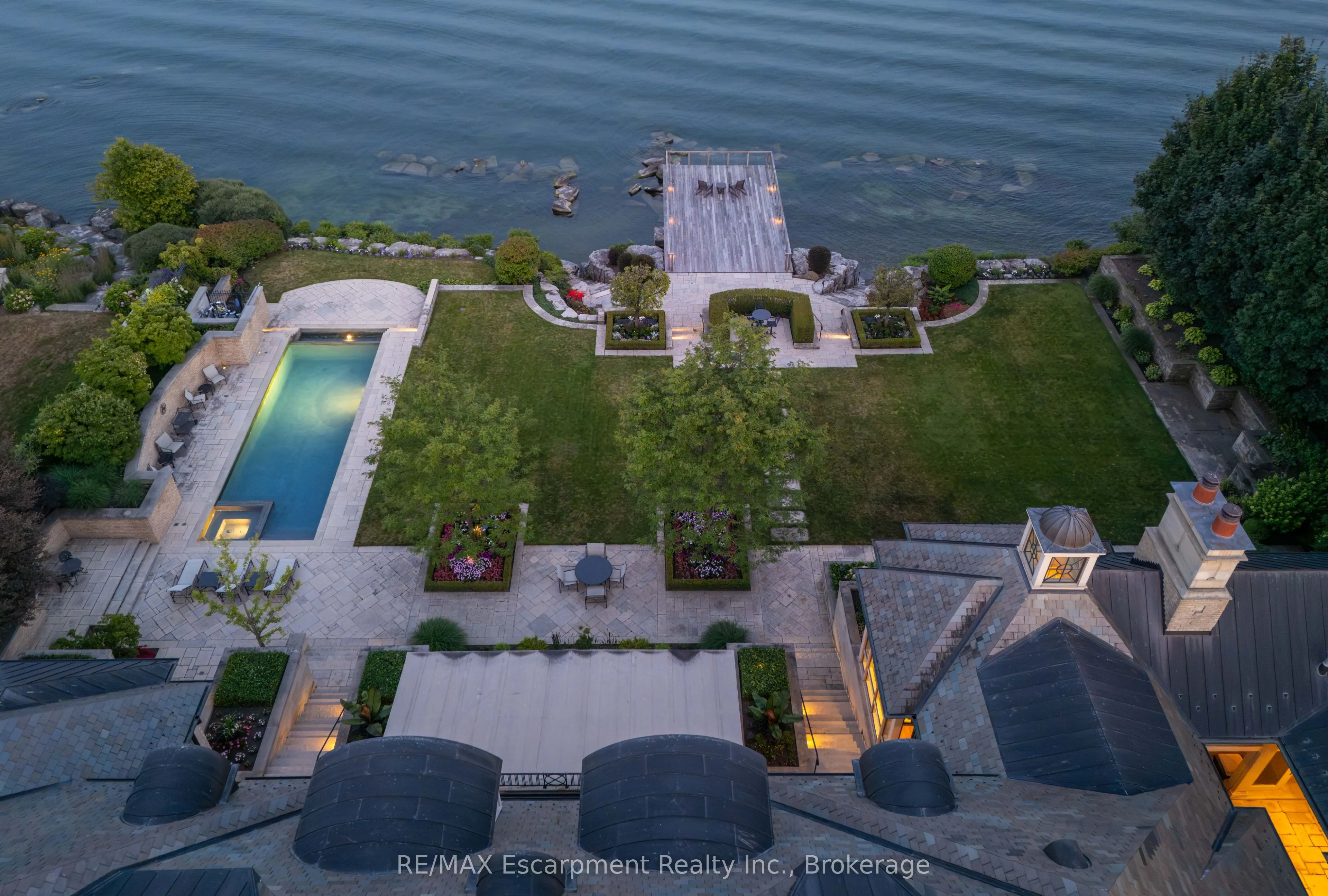 2054 Lakeshore Road E