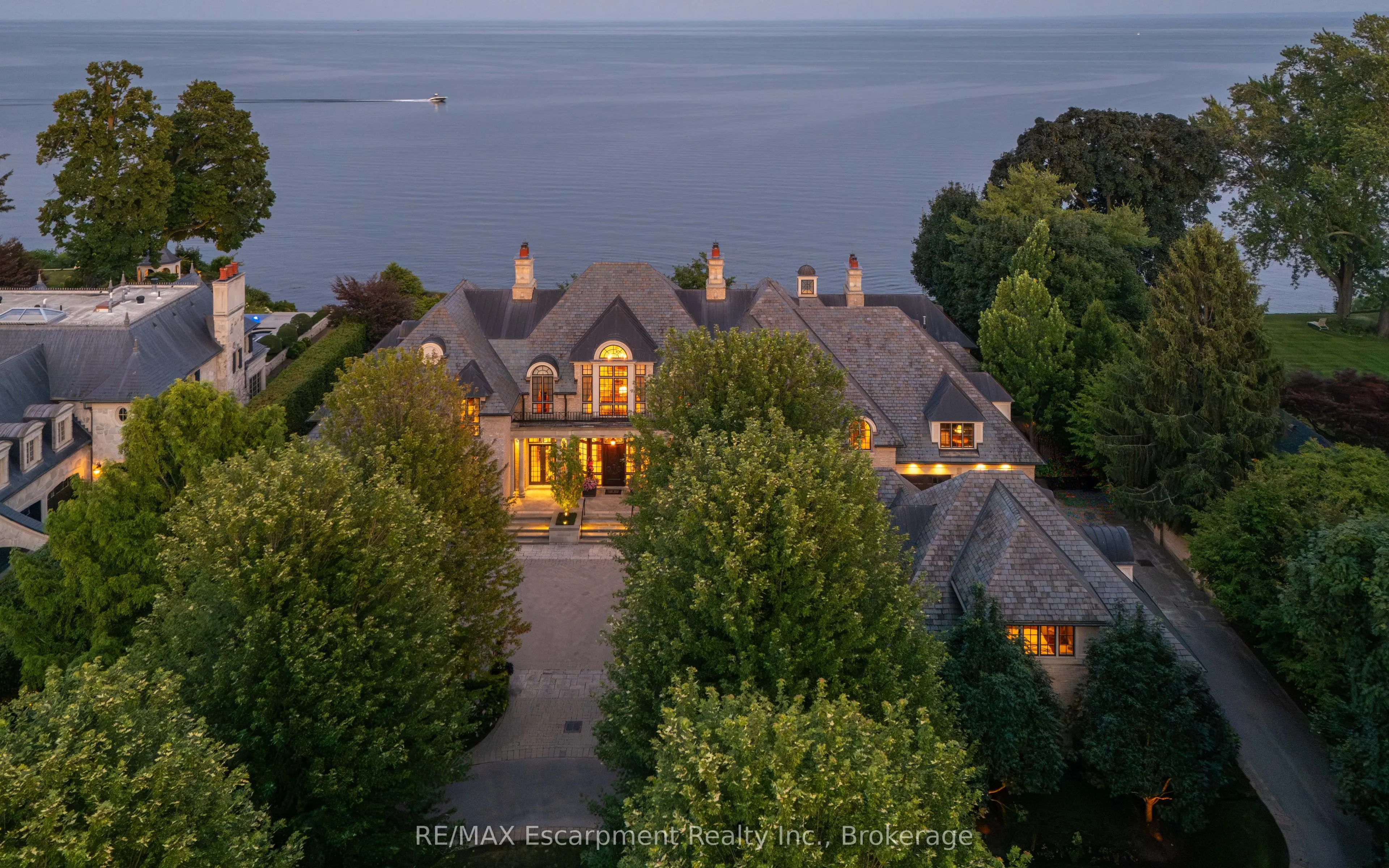 2054 Lakeshore Road E