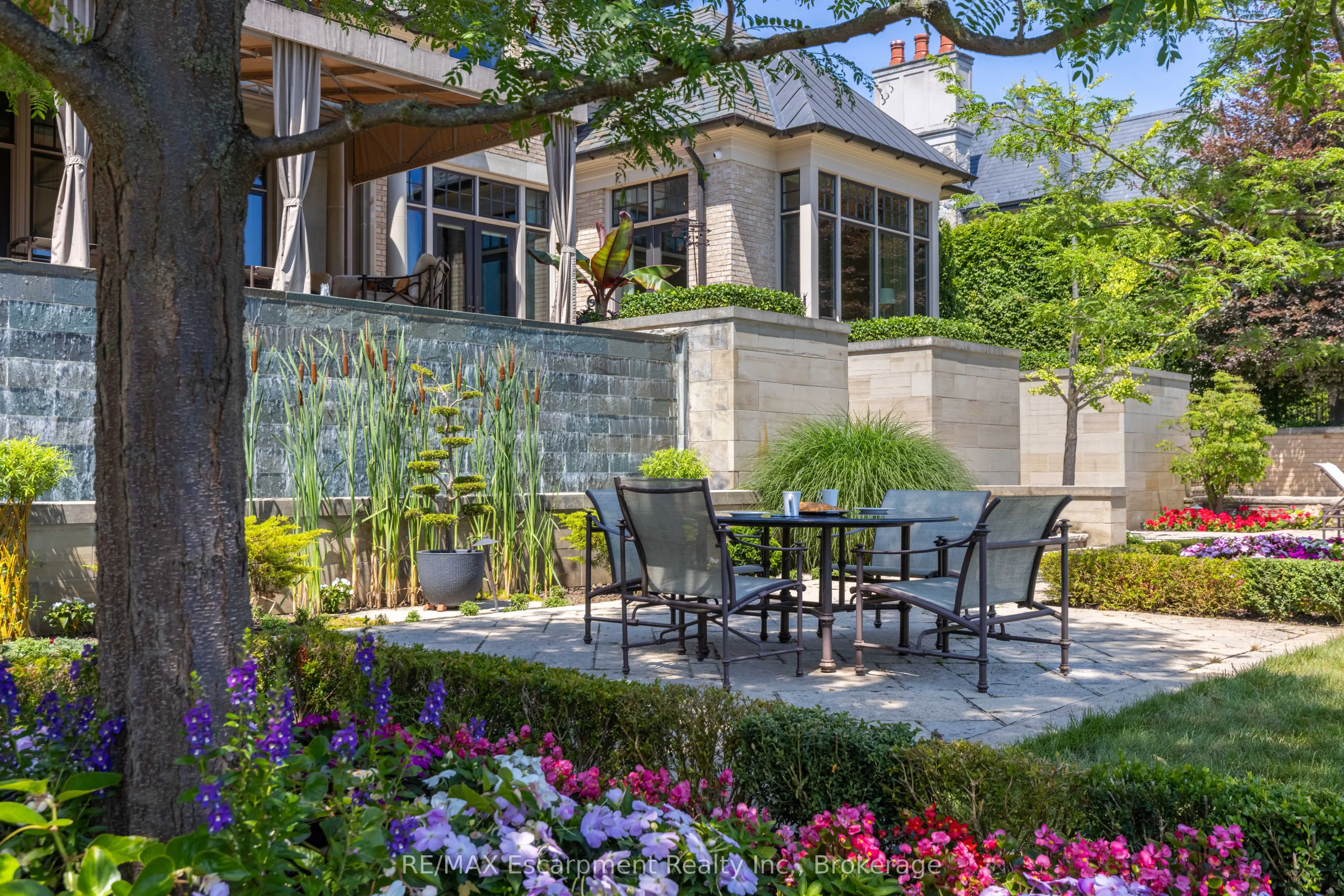 2054 Lakeshore Road E