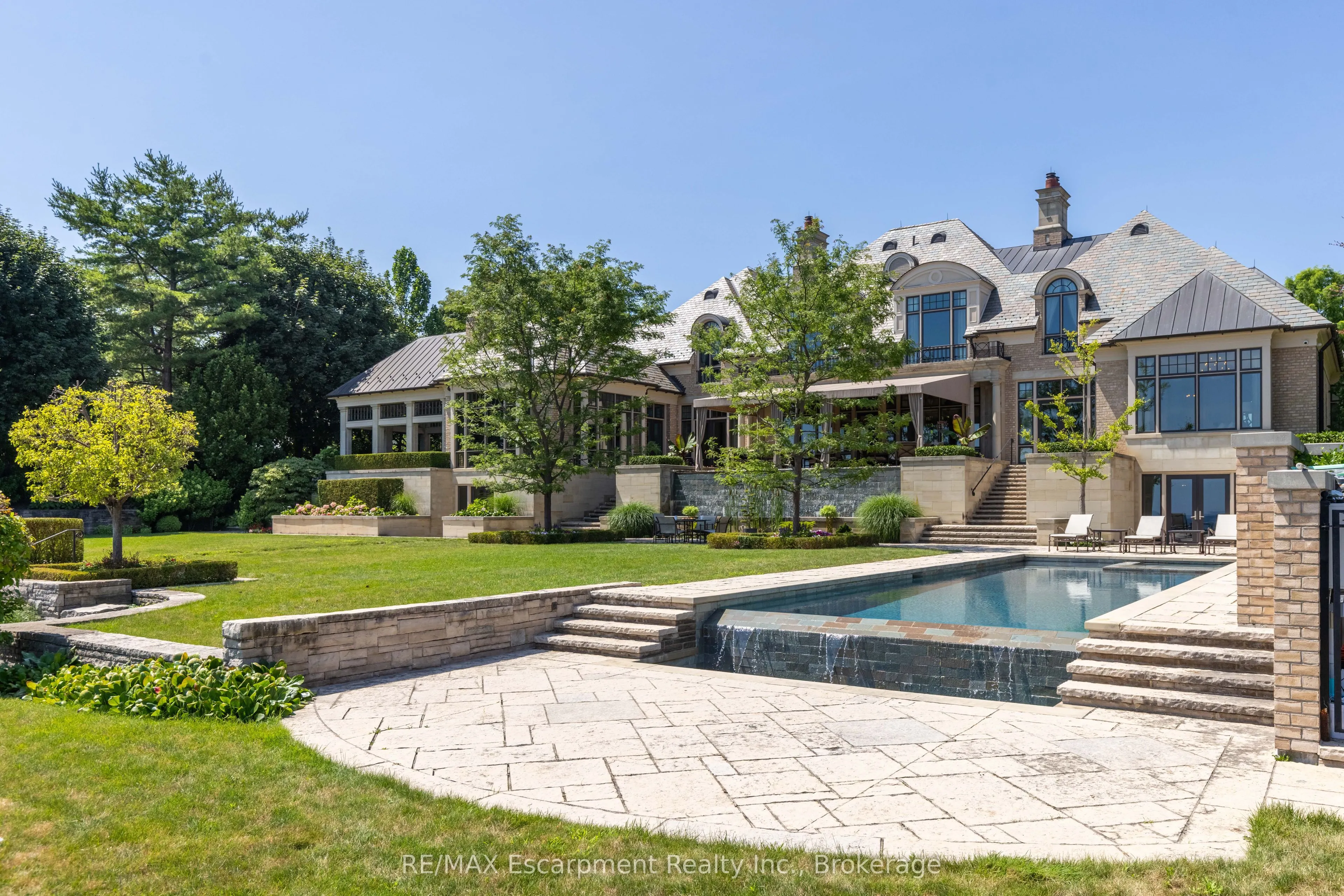 2054 Lakeshore Road E