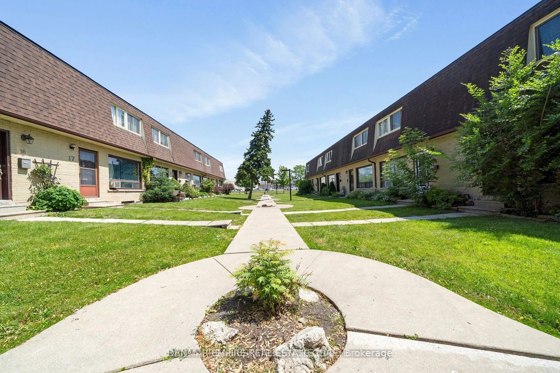 20 Mountainview Road S, #32