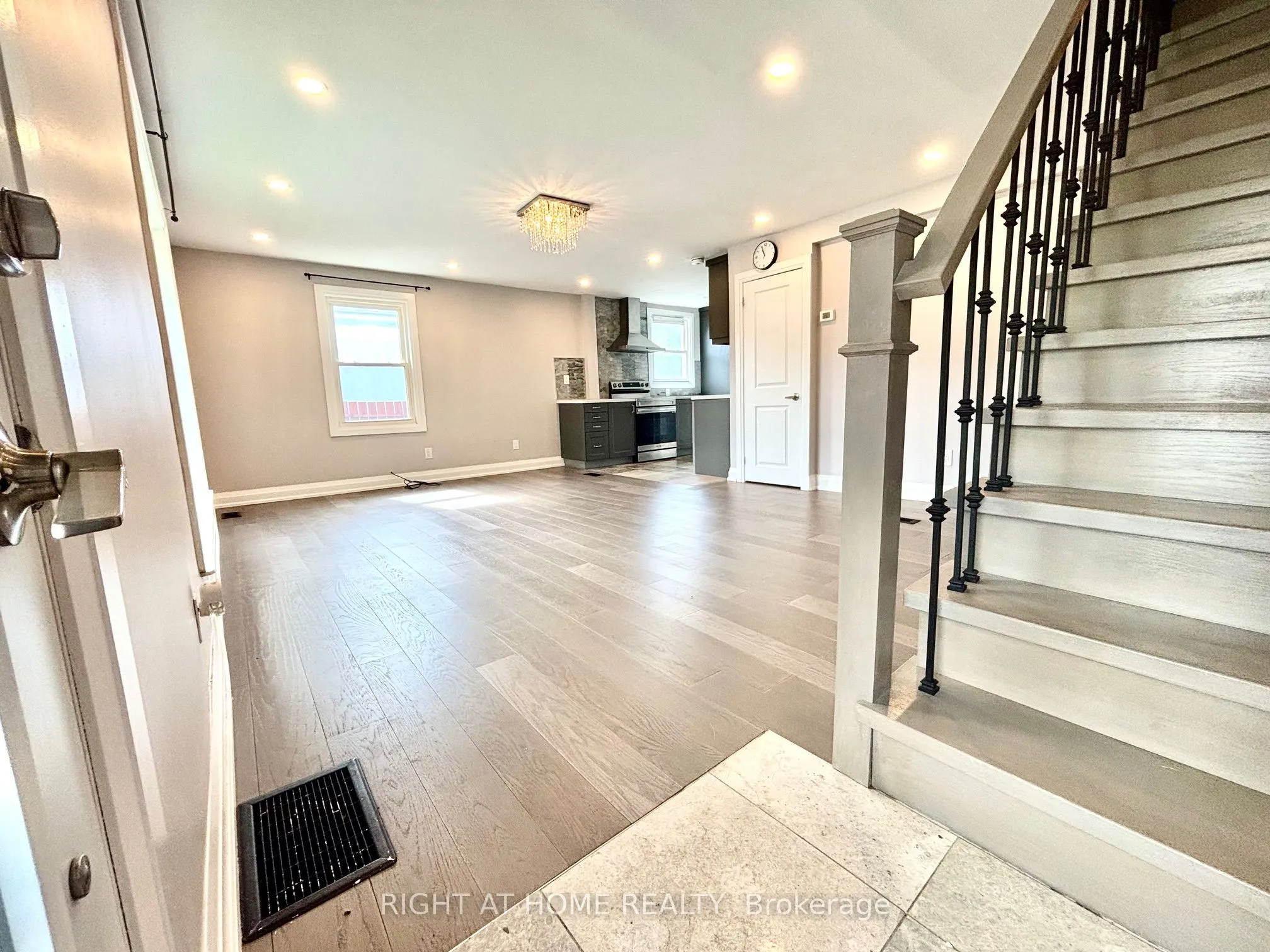 442 Broadway Avenue, #Upper