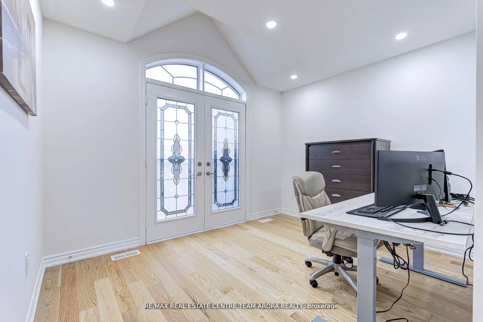 566 Queen Mary Drive