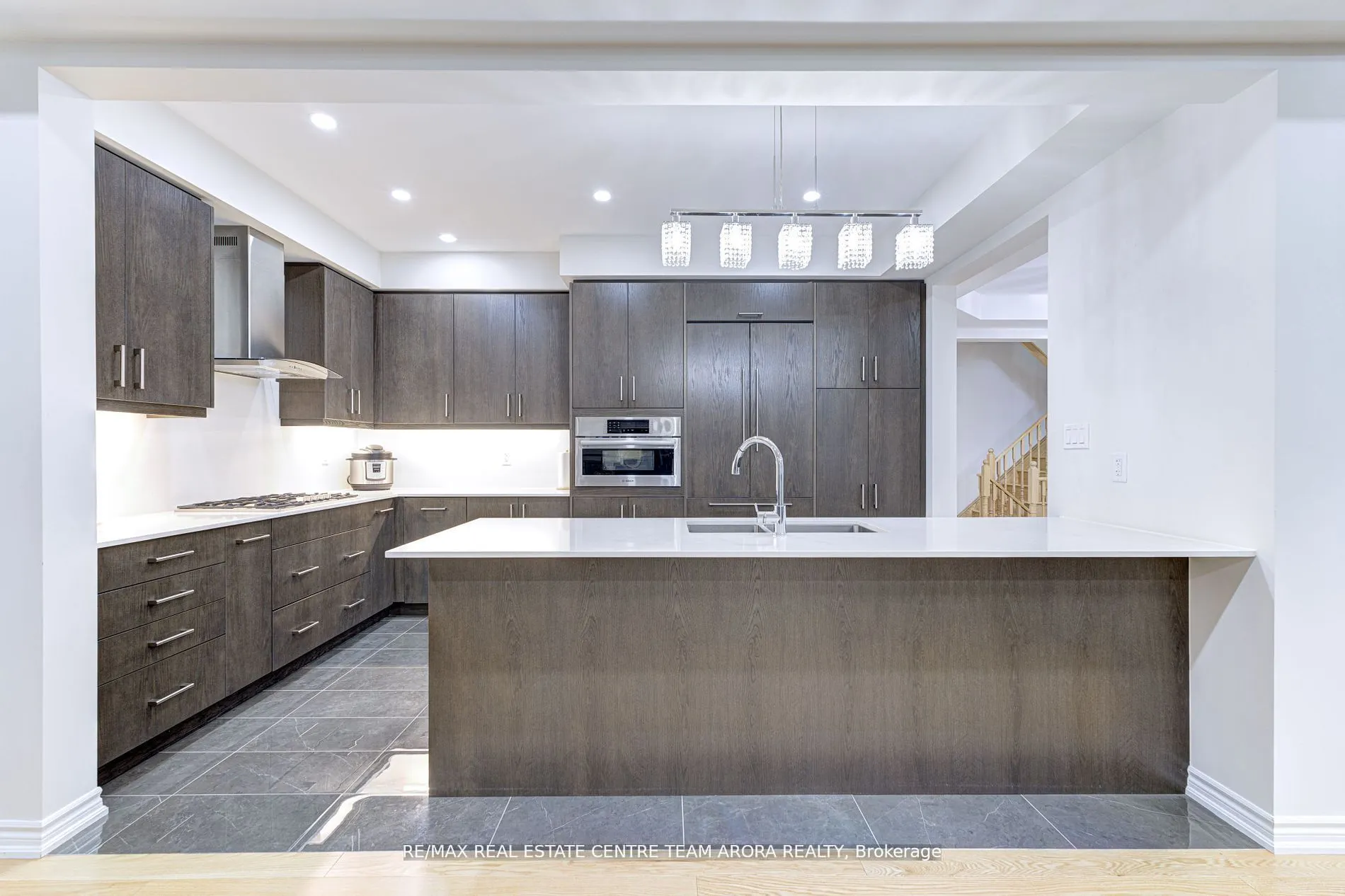 566 Queen Mary Drive